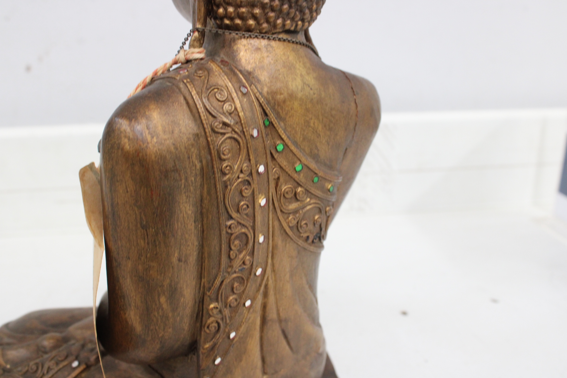 Boeddhabeeld bronzen kleur met decoratie – foto 5 – kavel bij GSD Auctions, Zoeterwoude