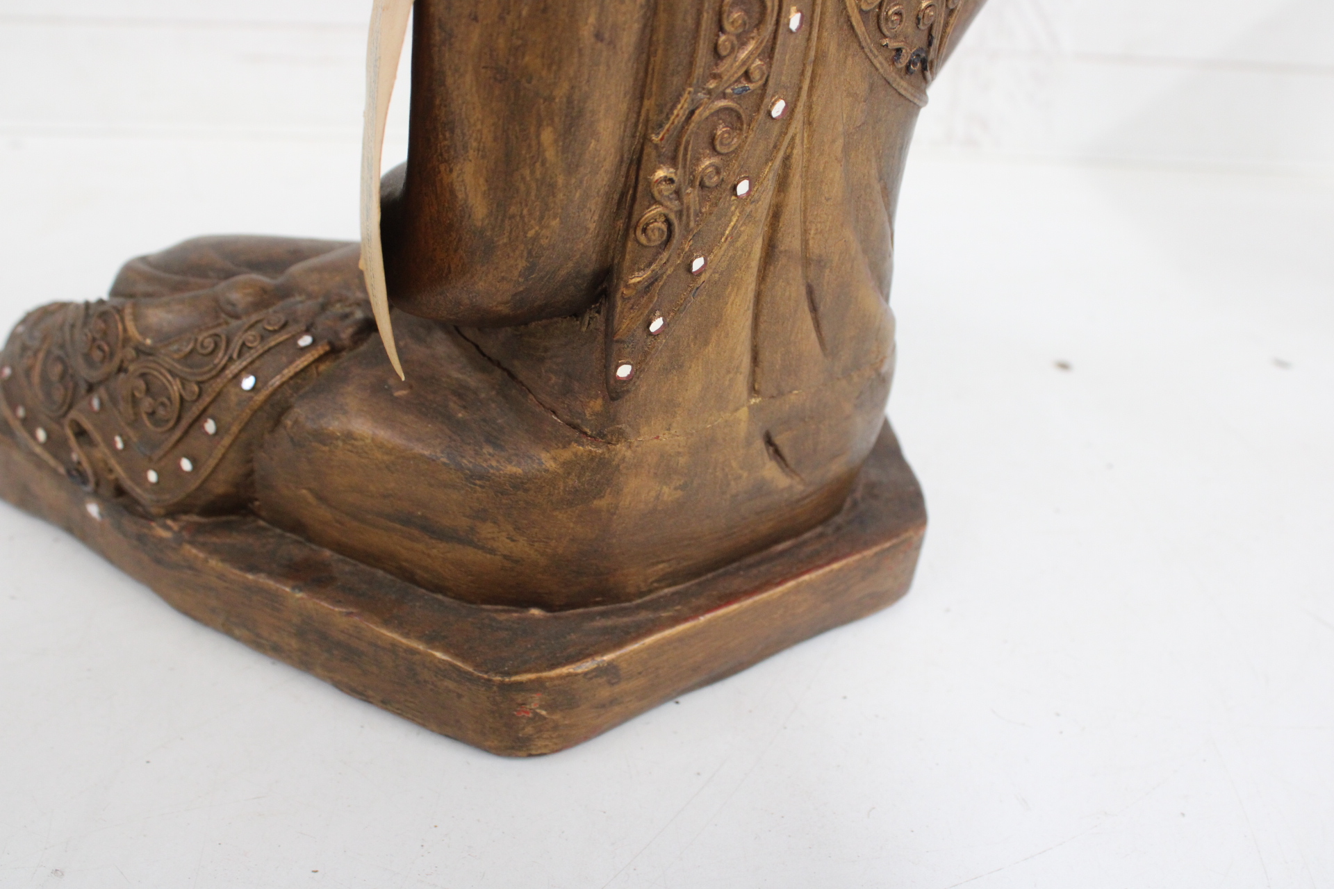 Boeddhabeeld bronzen kleur met decoratie – foto 6 – kavel bij GSD Auctions, Zoeterwoude