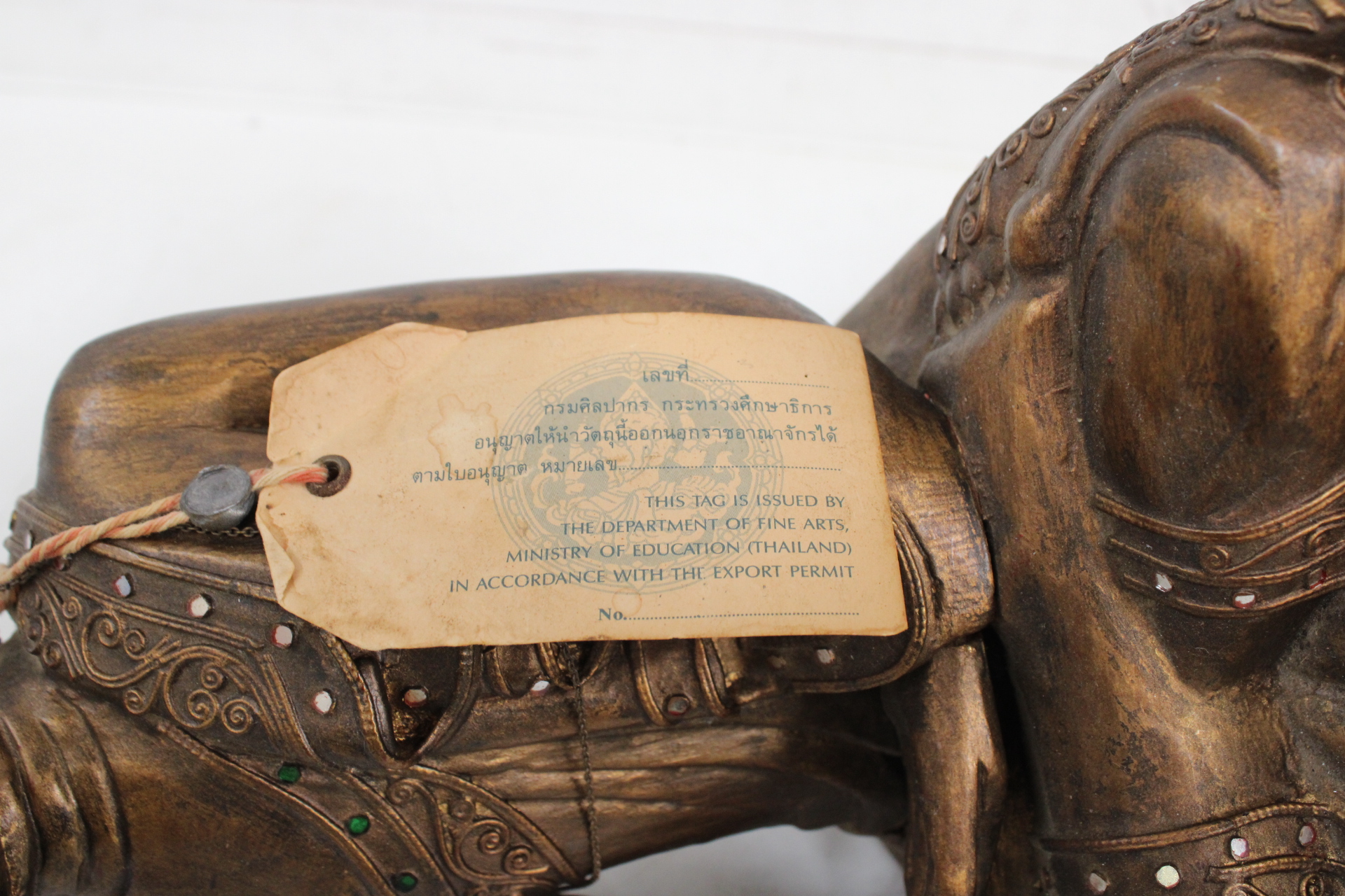 Boeddhabeeld bronzen kleur met decoratie – foto 7 – kavel bij GSD Auctions, Zoeterwoude