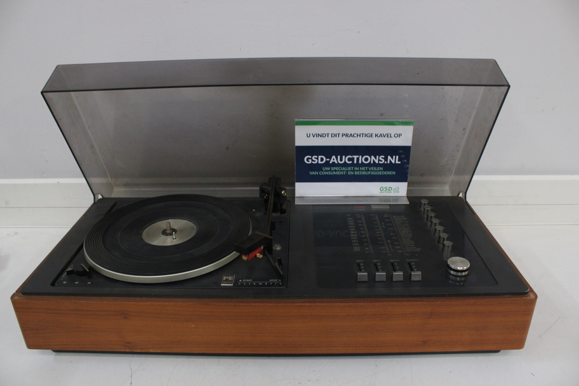 PE 3010 Platenspeler met houten kast en plastic stofkap – kavel bij GSD Auctions, Zoeterwoude