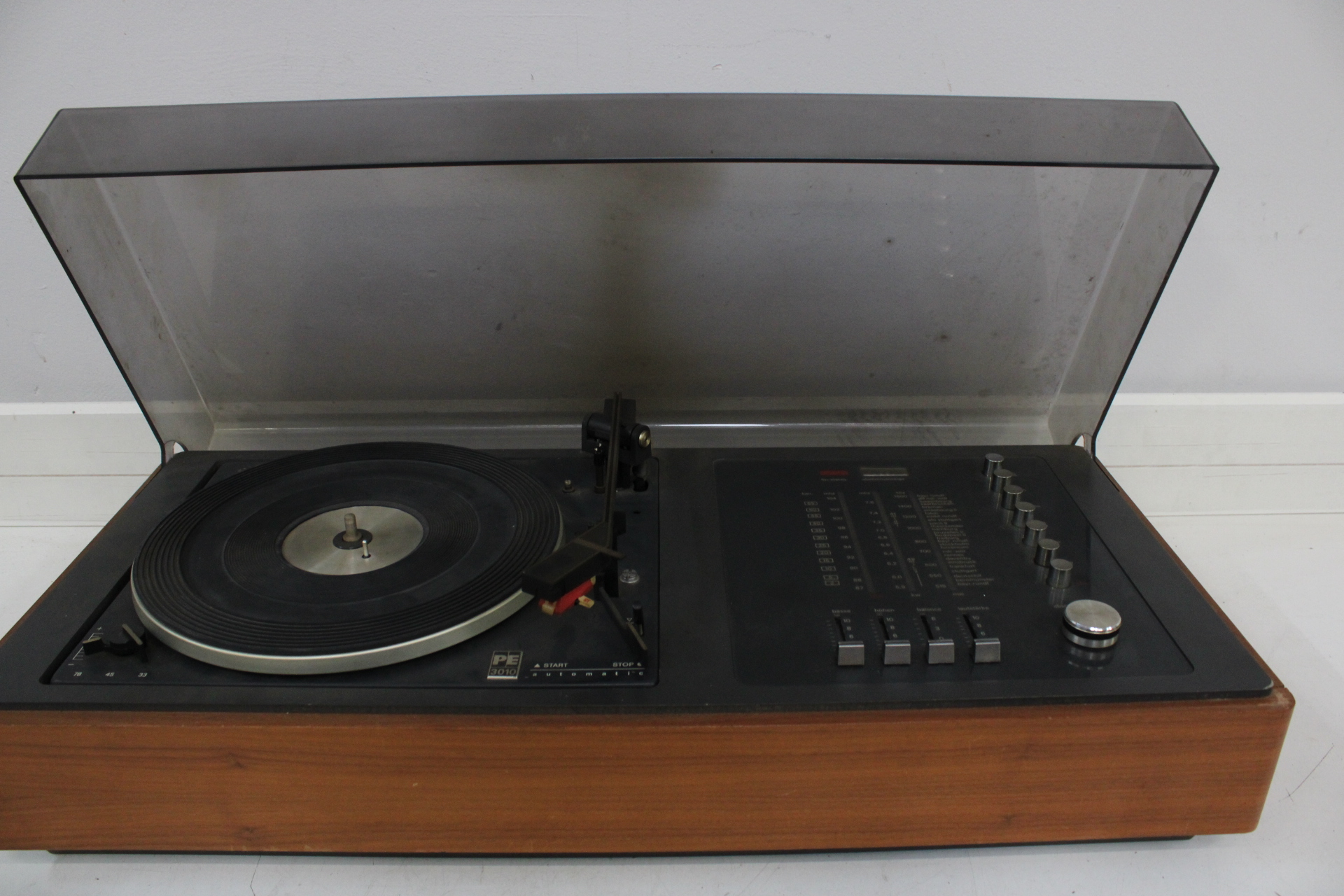 PE 3010 Platenspeler met houten kast en plastic stofkap – foto 2 – kavel bij GSD Auctions, Zoeterwoude