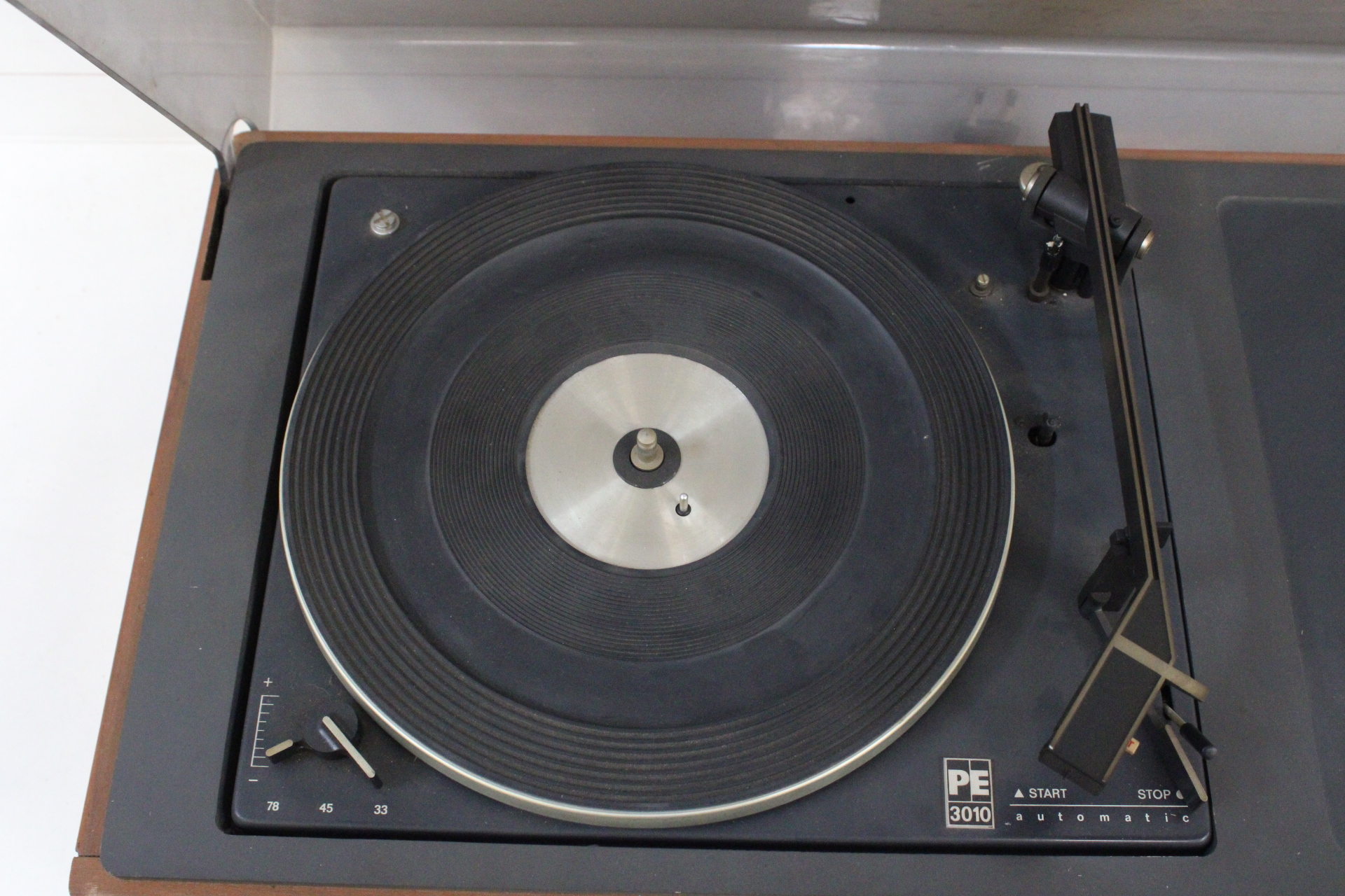 PE 3010 Platenspeler met houten kast en plastic stofkap – foto 4 – kavel bij GSD Auctions, Zoeterwoude