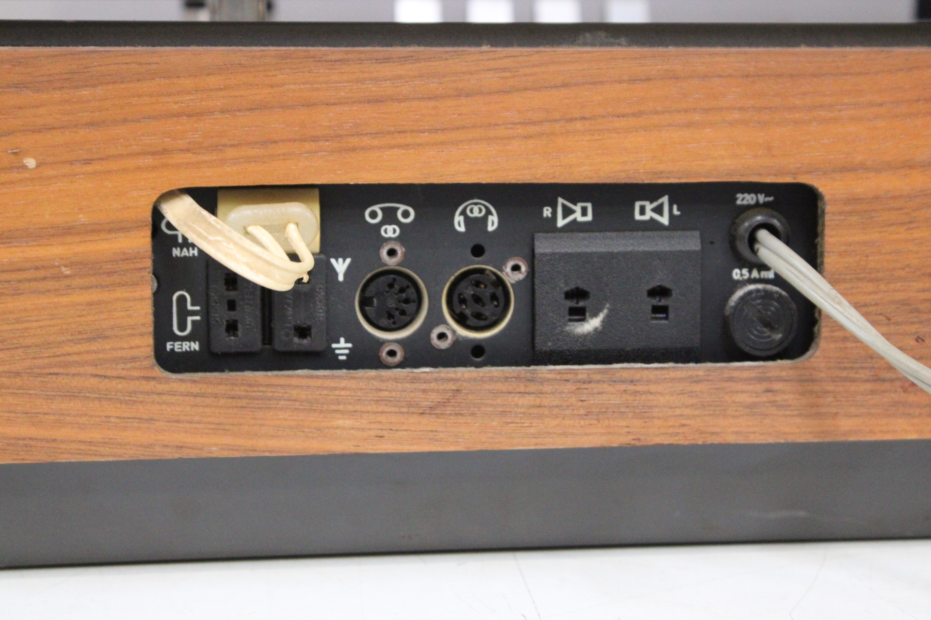 PE 3010 Platenspeler met houten kast en plastic stofkap – foto 10 – kavel bij GSD Auctions, Zoeterwoude