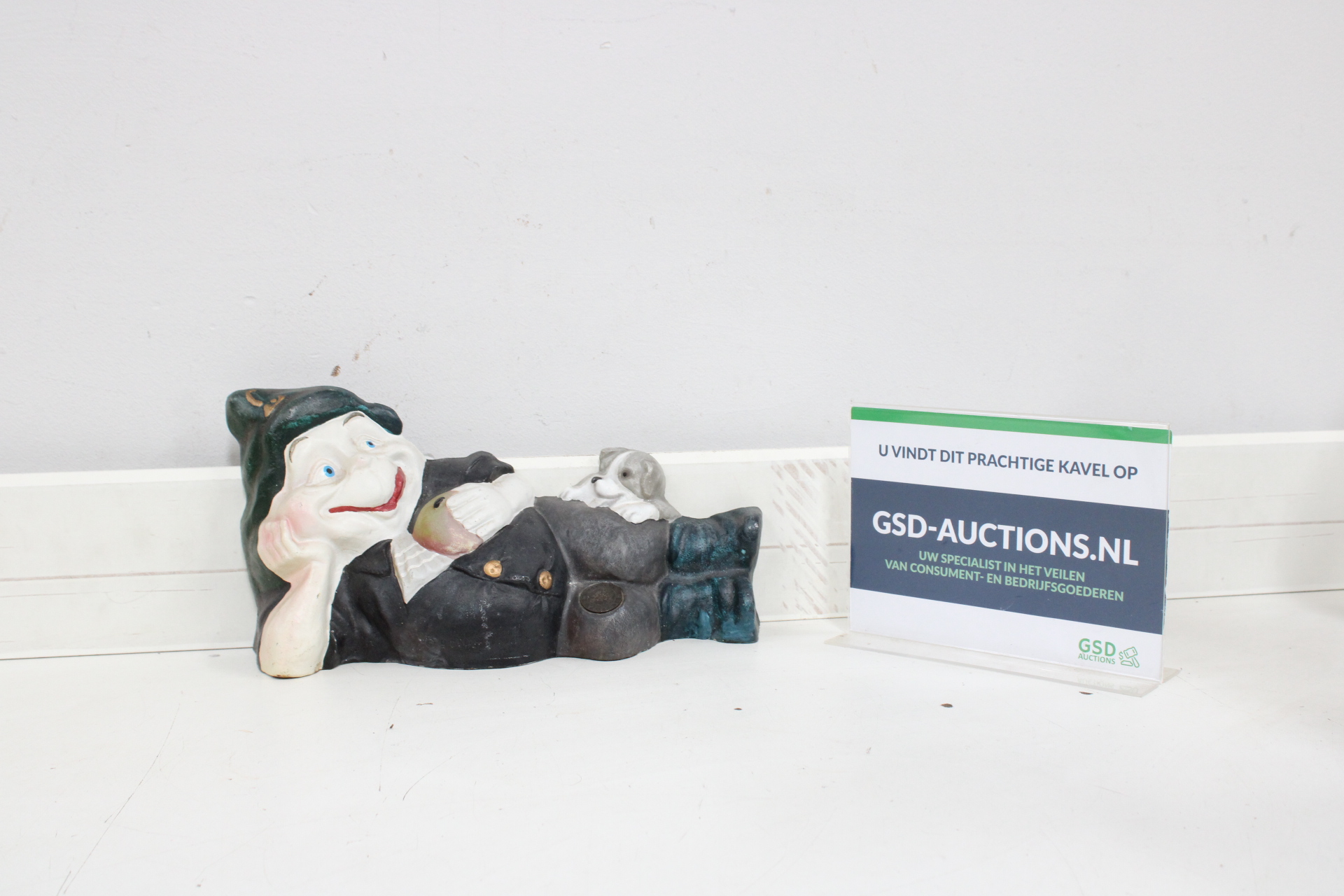 Keramische liggende kabouter met hond – kavel bij GSD Auctions, Zoeterwoude