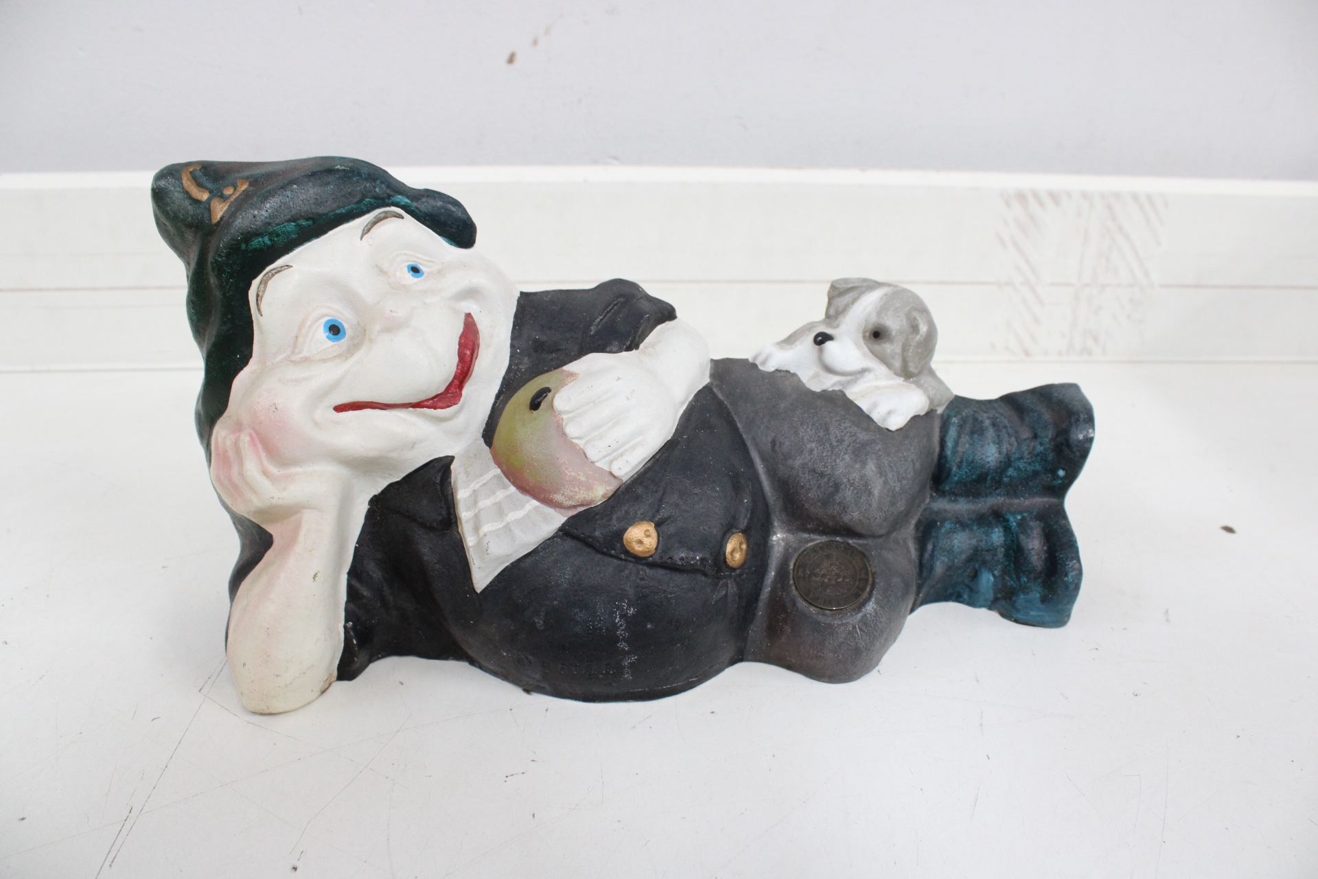 Keramische liggende kabouter met hond – foto 2 – kavel bij GSD Auctions, Zoeterwoude
