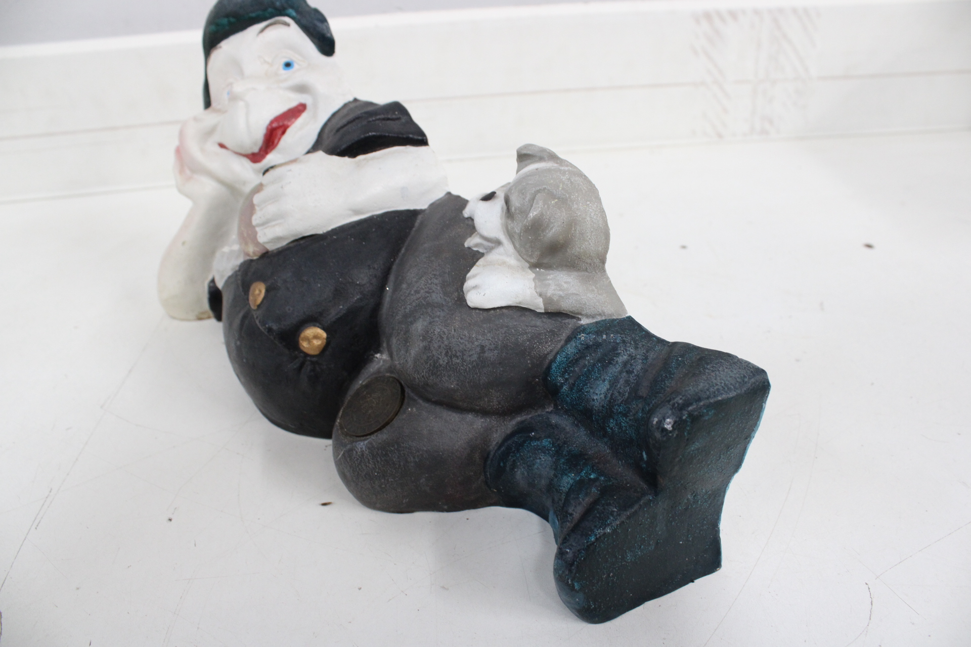 Keramische liggende kabouter met hond – foto 4 – kavel bij GSD Auctions, Zoeterwoude