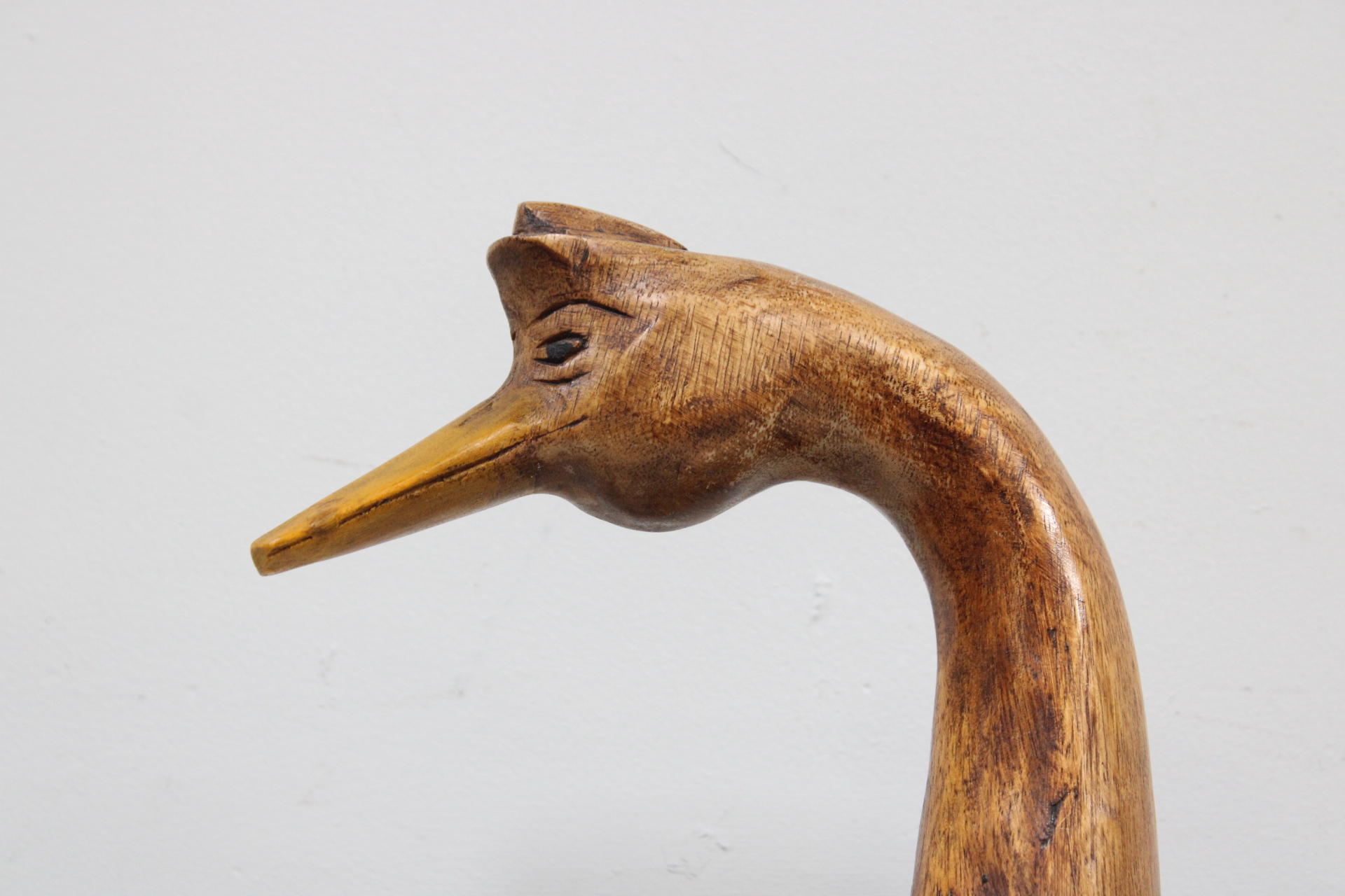 Houten beeldje van zwaan met geschilderde vleugels – foto 2 – kavel bij GSD Auctions, Zoeterwoude