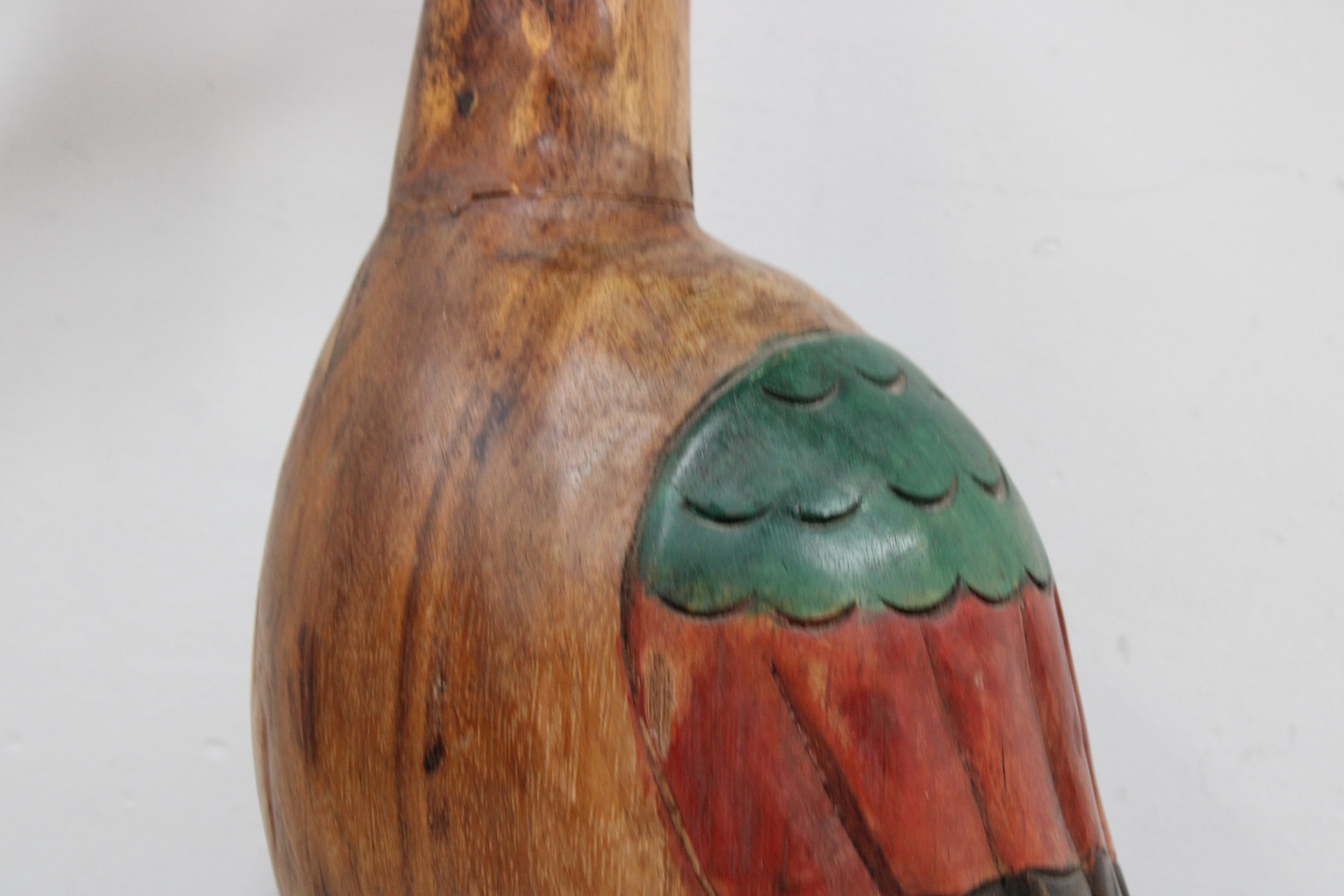 Houten beeldje van zwaan met geschilderde vleugels – foto 3 – kavel bij GSD Auctions, Zoeterwoude