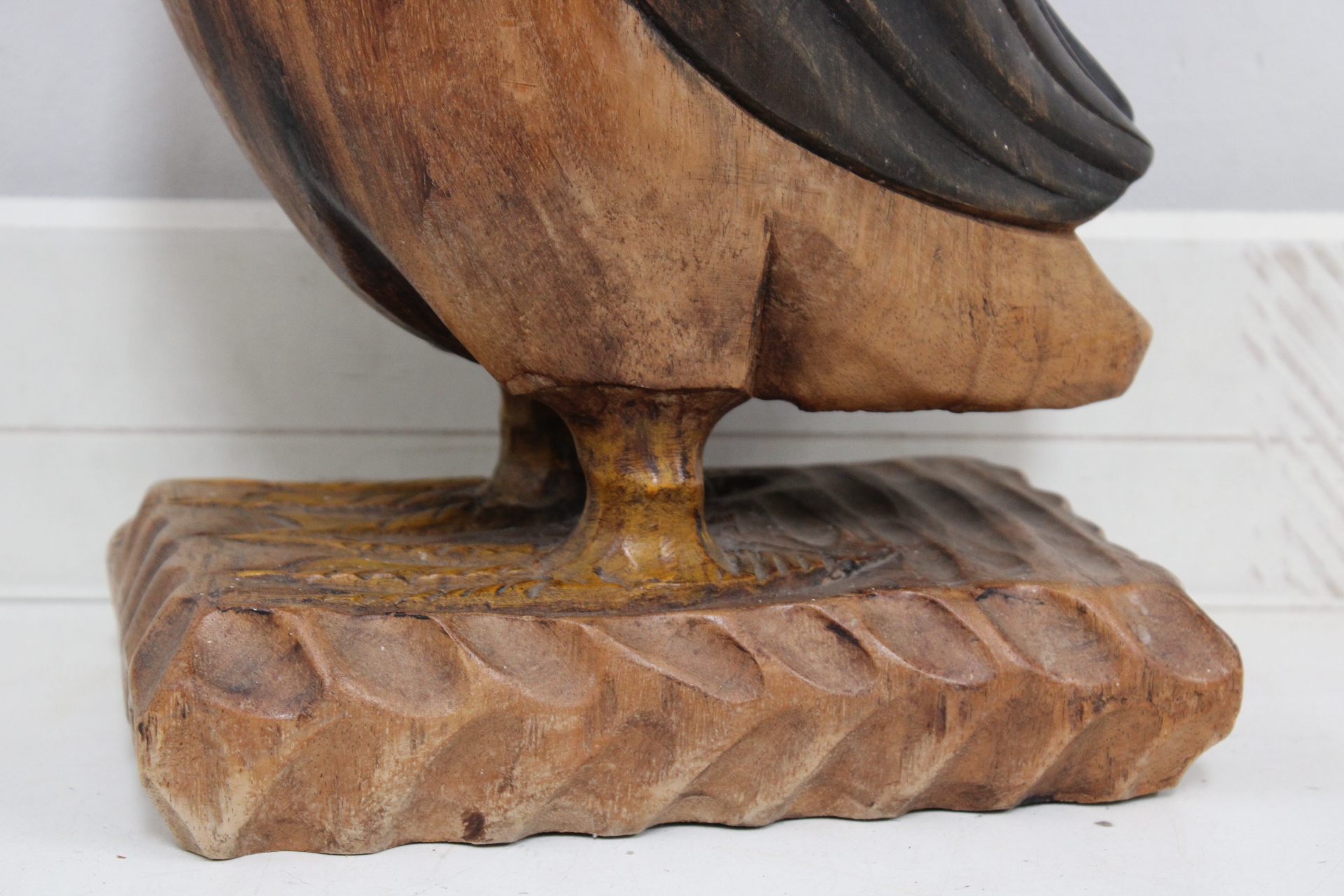 Houten beeldje van zwaan met geschilderde vleugels – foto 4 – kavel bij GSD Auctions, Zoeterwoude