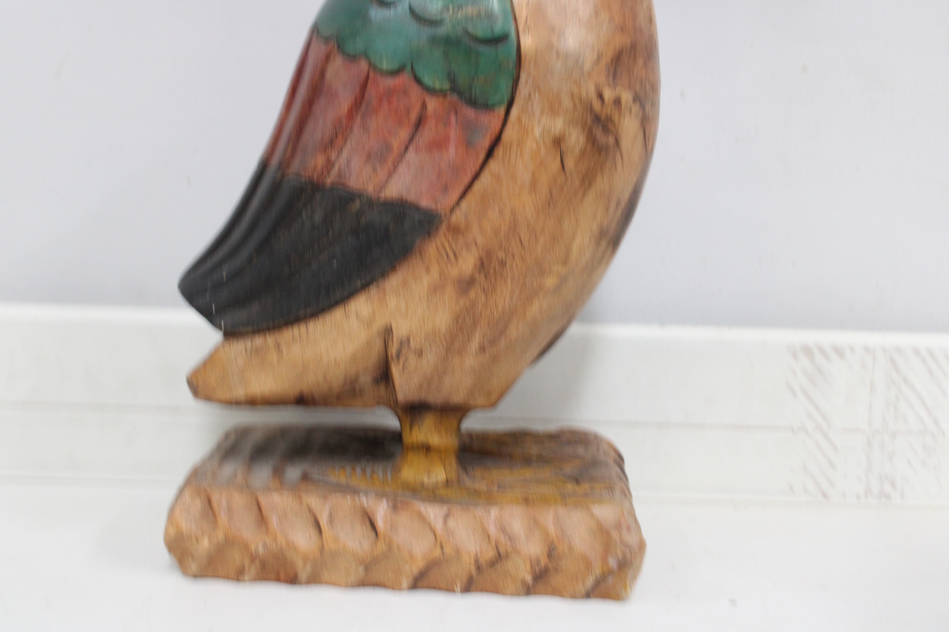 Houten beeldje van zwaan met geschilderde vleugels – foto 6 – kavel bij GSD Auctions, Zoeterwoude