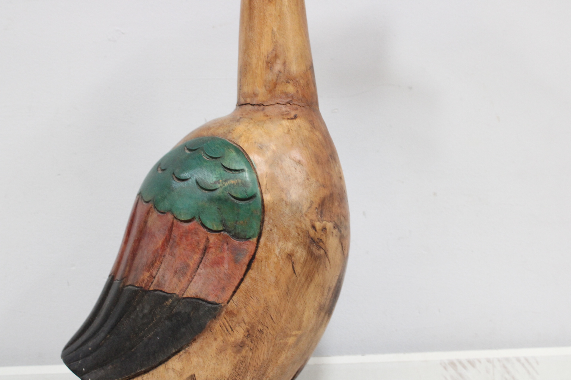 Houten beeldje van zwaan met geschilderde vleugels – foto 7 – kavel bij GSD Auctions, Zoeterwoude