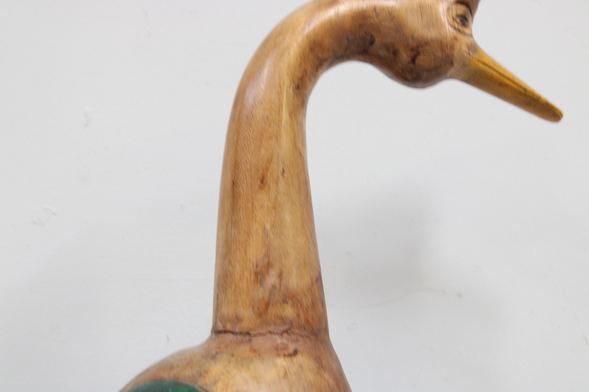 Houten beeldje van zwaan met geschilderde vleugels – foto 8 – kavel bij GSD Auctions, Zoeterwoude