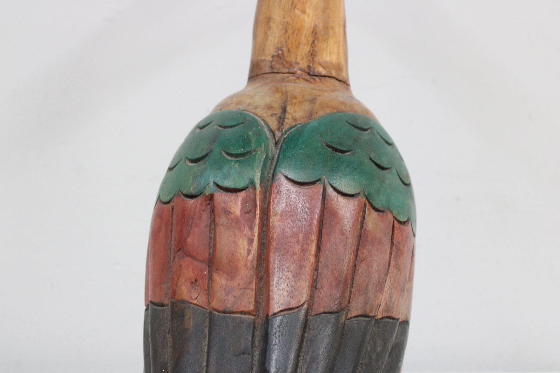 Houten beeldje van zwaan met geschilderde vleugels – foto 10 – kavel bij GSD Auctions, Zoeterwoude