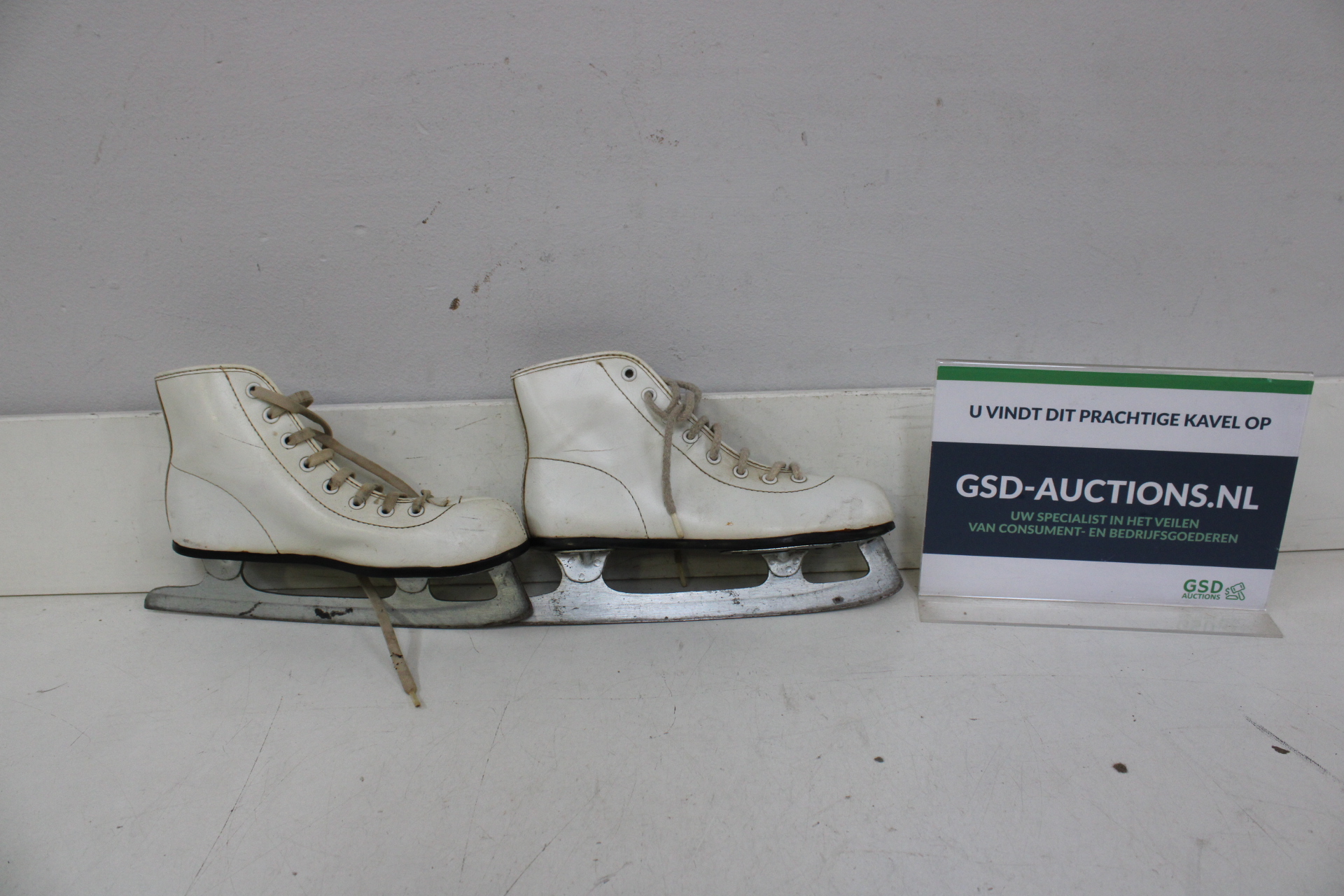 Witte ijsschaatsen dames – kavel bij GSD Auctions, Zoeterwoude