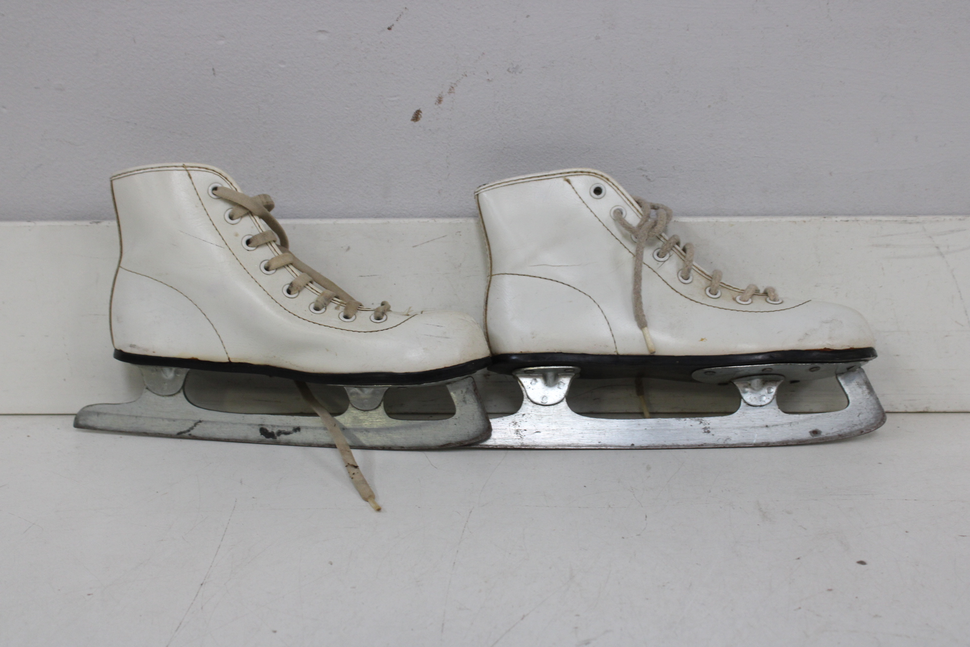 Witte ijsschaatsen dames – foto 2 – kavel bij GSD Auctions, Zoeterwoude