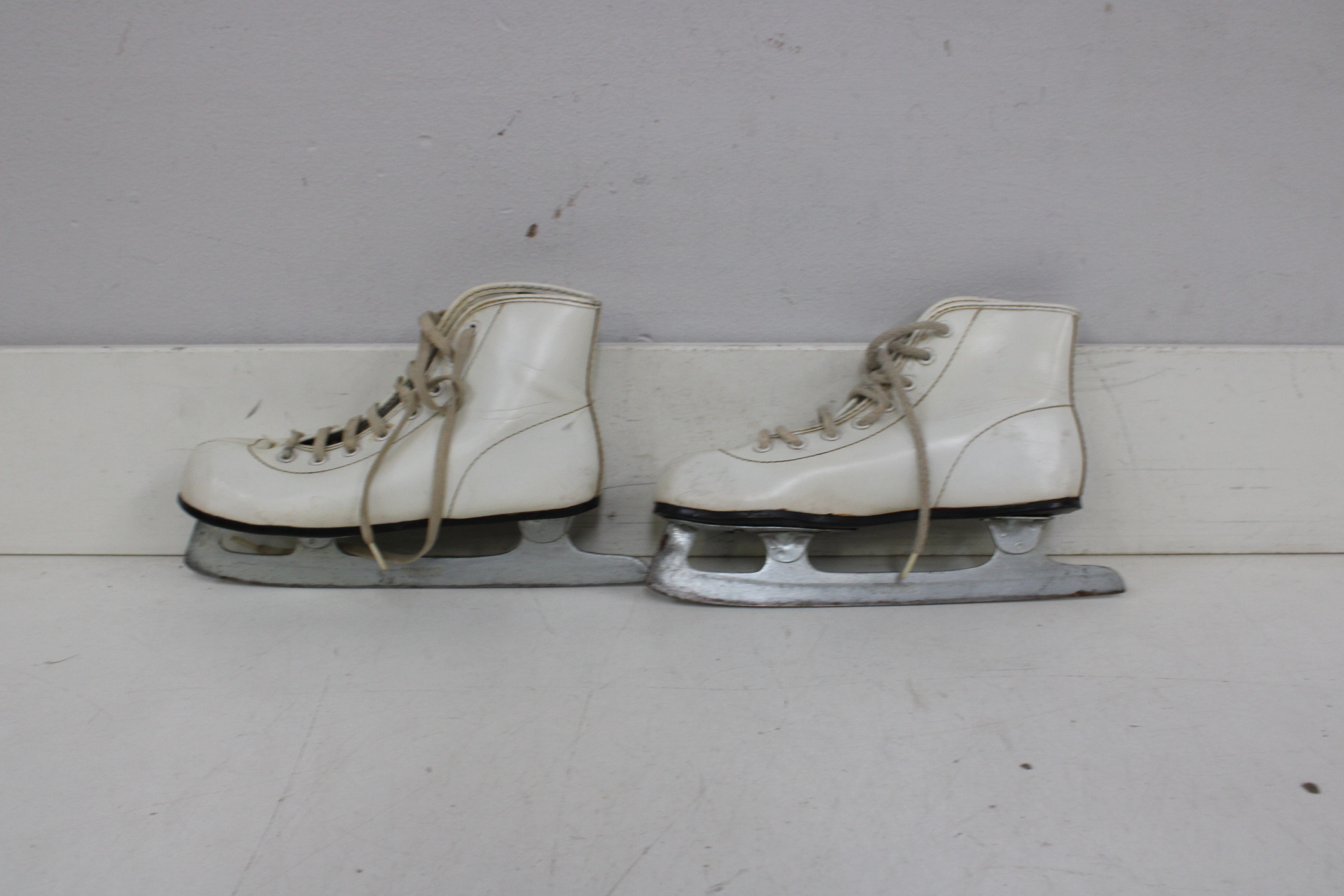 Witte ijsschaatsen dames – foto 5 – kavel bij GSD Auctions, Zoeterwoude