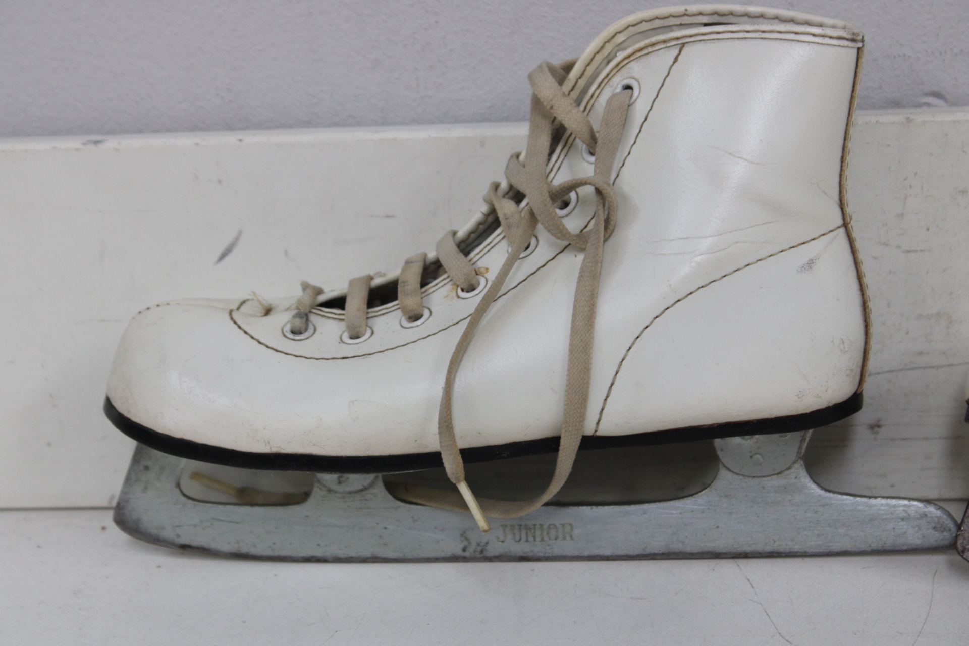 Witte ijsschaatsen dames – foto 6 – kavel bij GSD Auctions, Zoeterwoude