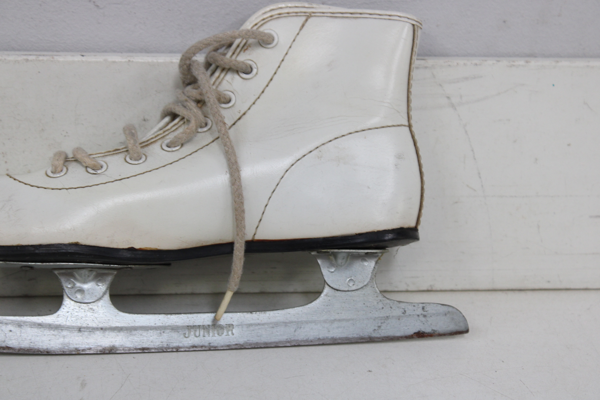 Witte ijsschaatsen dames – foto 7 – kavel bij GSD Auctions, Zoeterwoude