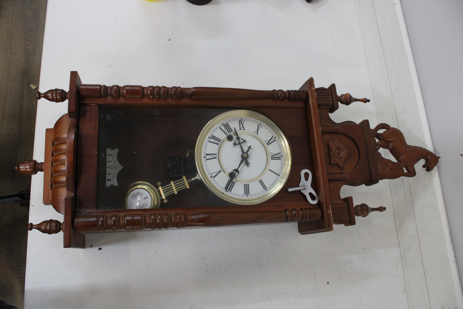 Houten wandklok met Romeinse cijfers en slinger – foto 2 – kavel bij GSD Auctions, Zoeterwoude