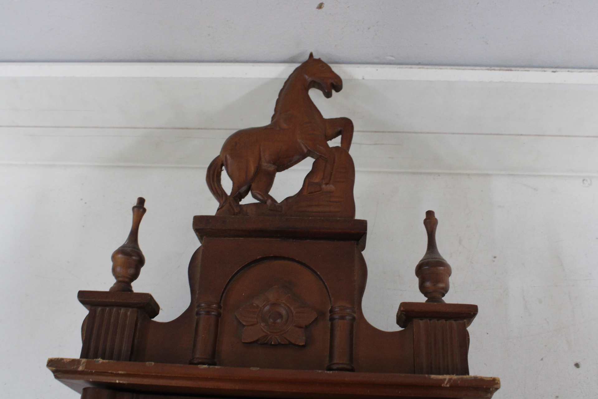 Houten wandklok met Romeinse cijfers en slinger – foto 4 – kavel bij GSD Auctions, Zoeterwoude