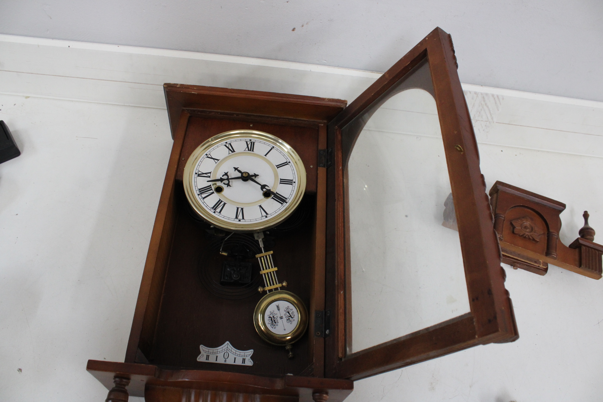 Houten wandklok met Romeinse cijfers en slinger – foto 7 – kavel bij GSD Auctions, Zoeterwoude