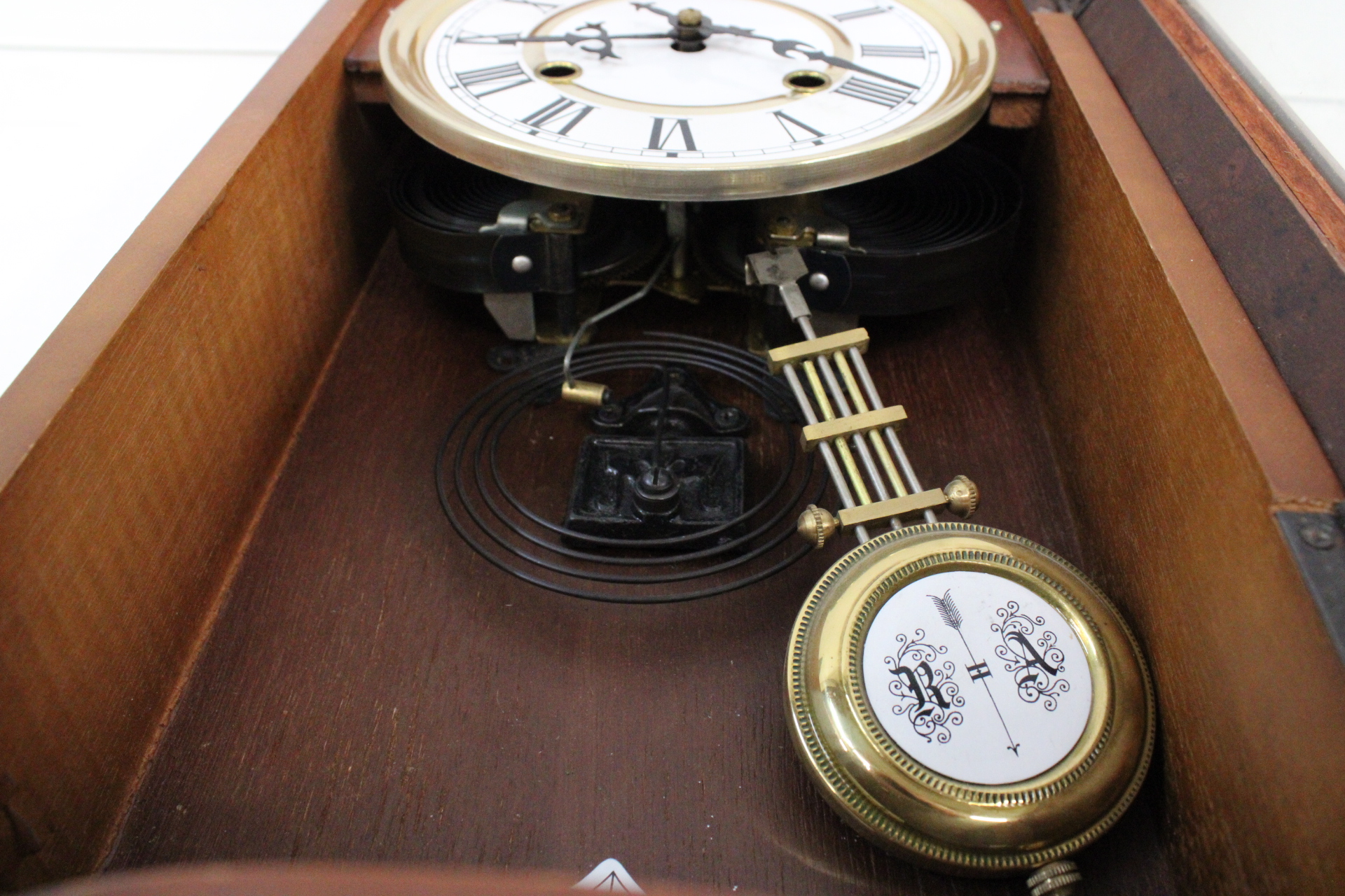 Houten wandklok met Romeinse cijfers en slinger – foto 8 – kavel bij GSD Auctions, Zoeterwoude