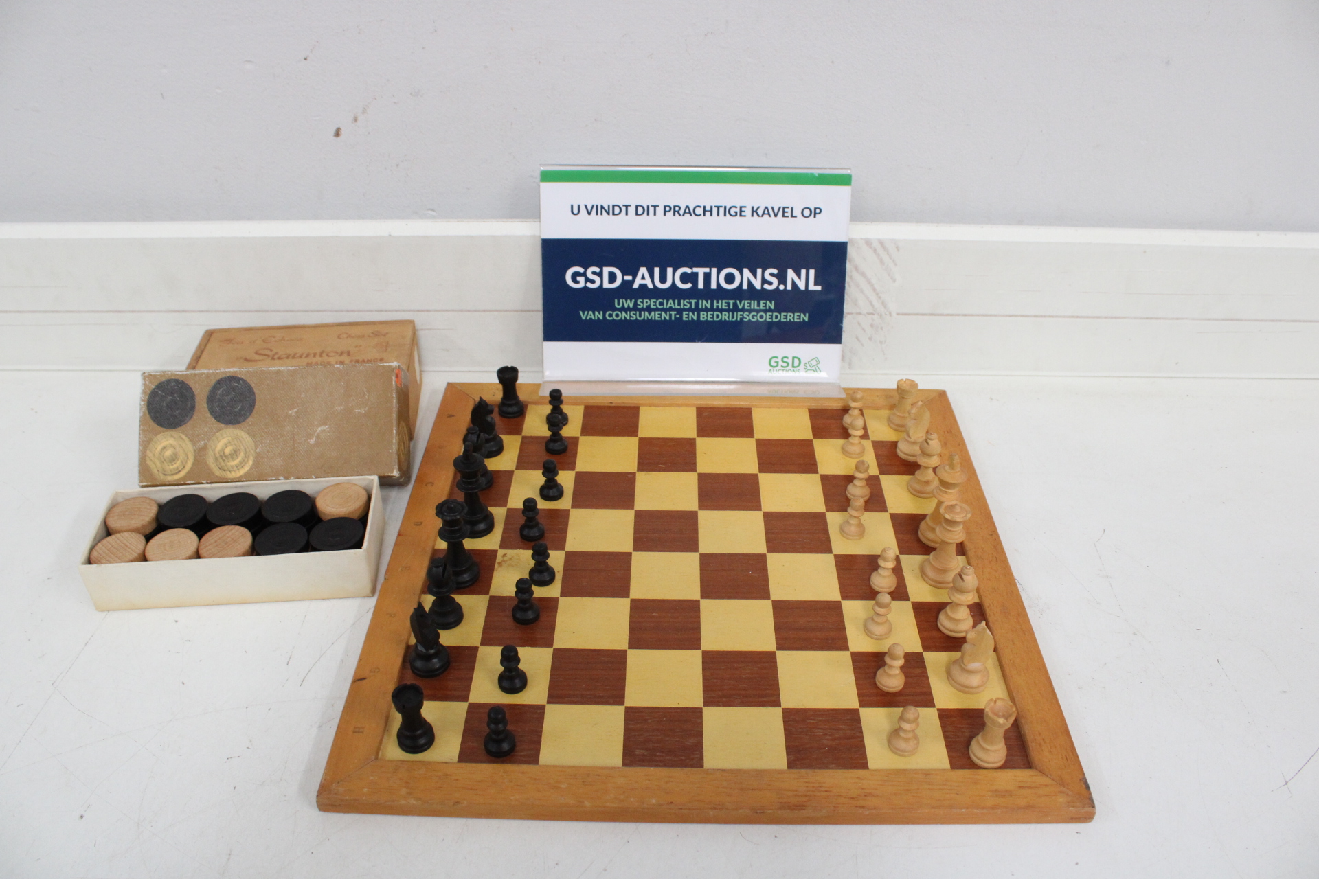 Houten schaakbord met schaakstukken en damstenen – kavel bij GSD Auctions, Zoeterwoude