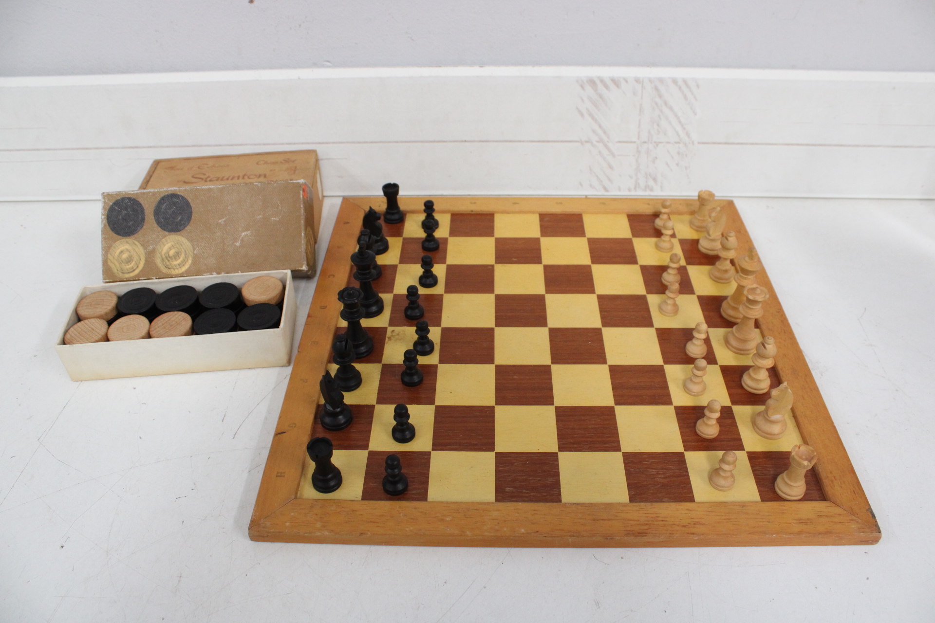 Houten schaakbord met schaakstukken en damstenen – foto 2 – kavel bij GSD Auctions, Zoeterwoude