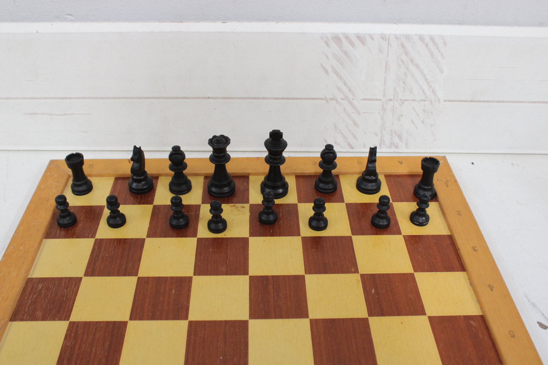 Houten schaakbord met schaakstukken en damstenen – foto 3 – kavel bij GSD Auctions, Zoeterwoude