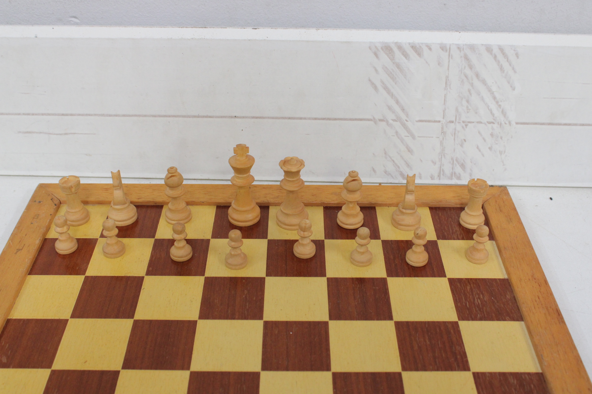 Houten schaakbord met schaakstukken en damstenen – foto 4 – kavel bij GSD Auctions, Zoeterwoude