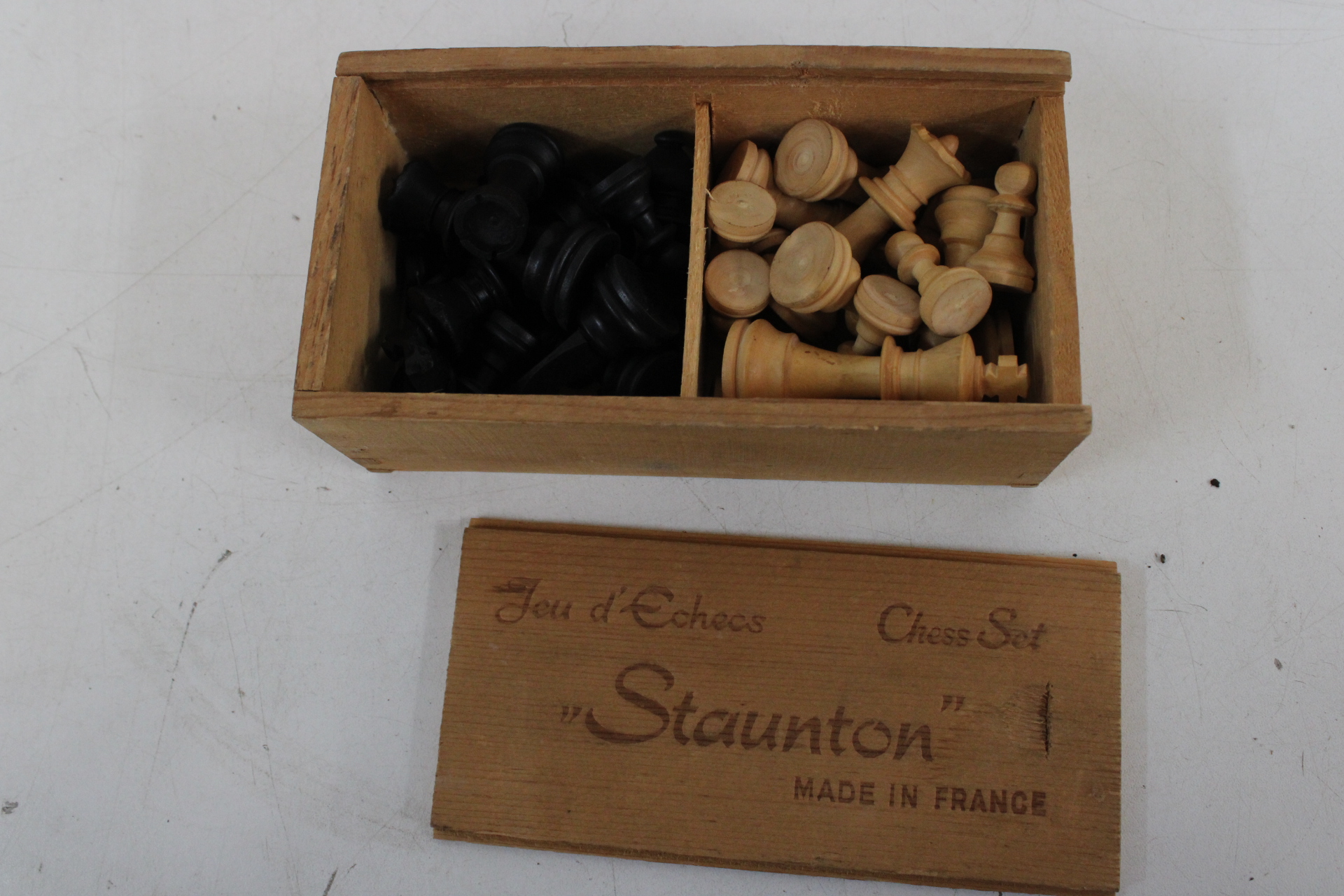 Houten schaakbord met schaakstukken en damstenen – foto 5 – kavel bij GSD Auctions, Zoeterwoude