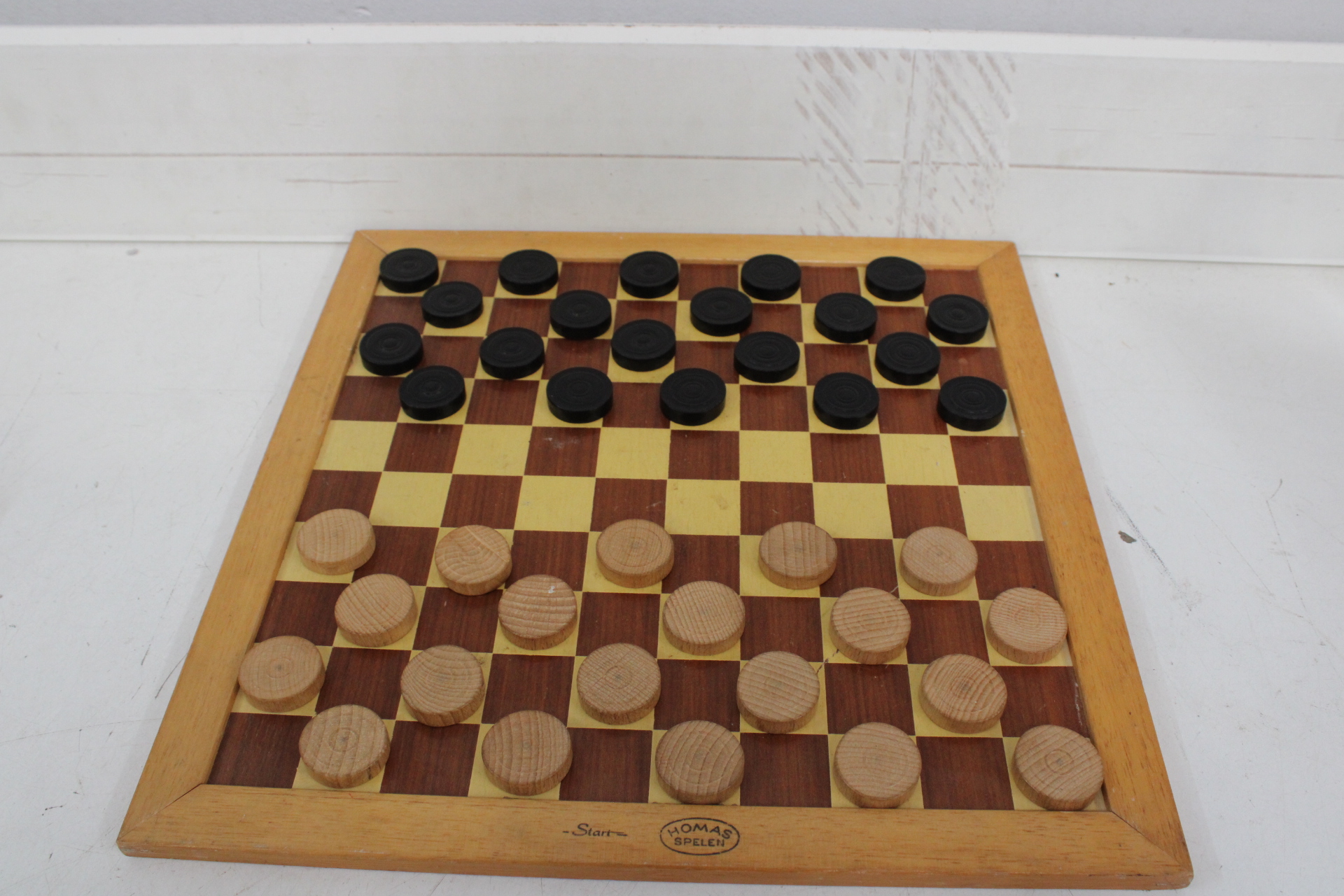 Houten schaakbord met schaakstukken en damstenen – foto 6 – kavel bij GSD Auctions, Zoeterwoude