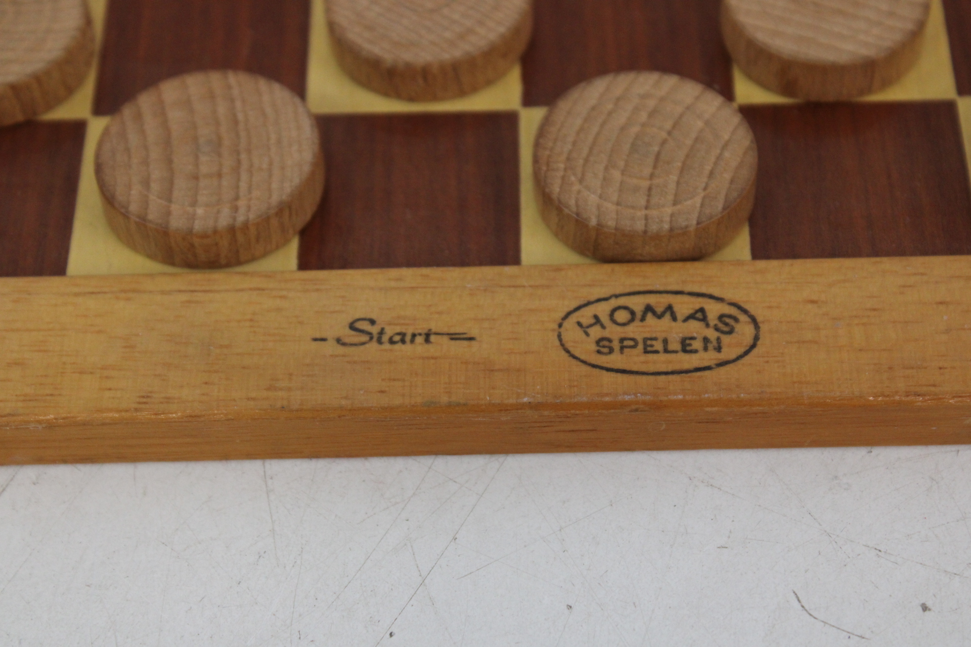 Houten schaakbord met schaakstukken en damstenen – foto 7 – kavel bij GSD Auctions, Zoeterwoude