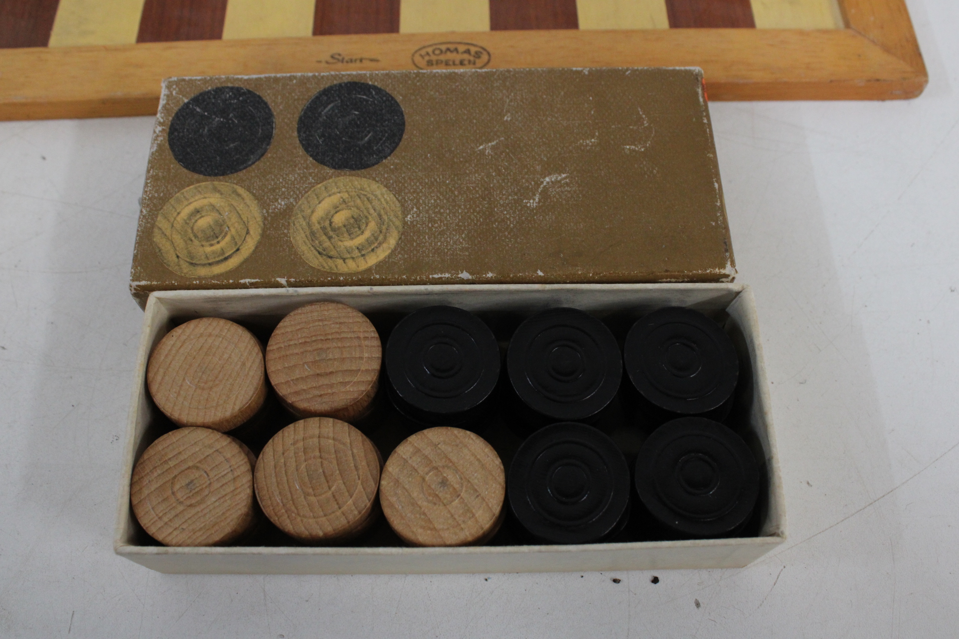 Houten schaakbord met schaakstukken en damstenen – foto 8 – kavel bij GSD Auctions, Zoeterwoude