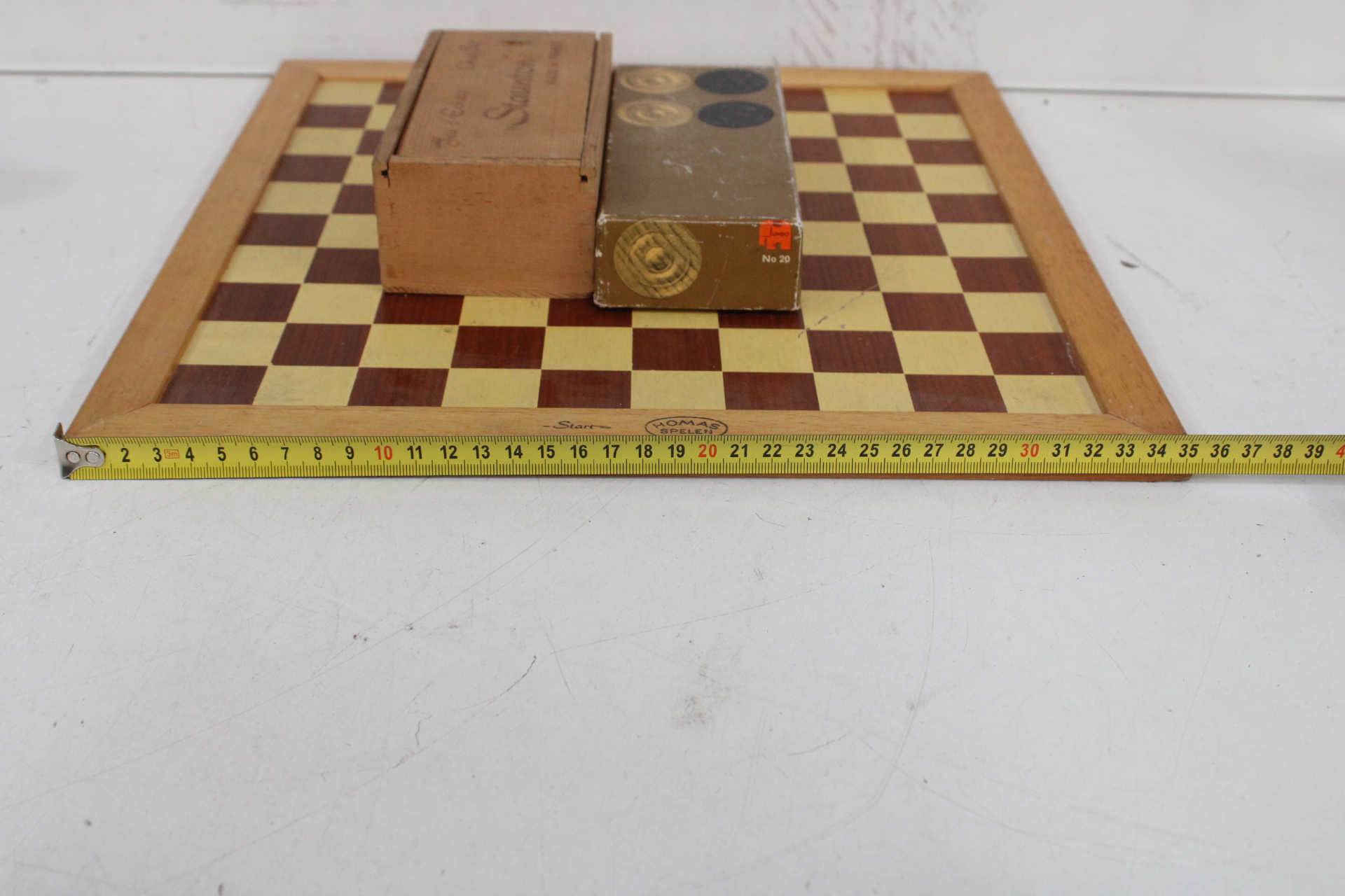 Houten schaakbord met schaakstukken en damstenen – foto 9 – kavel bij GSD Auctions, Zoeterwoude