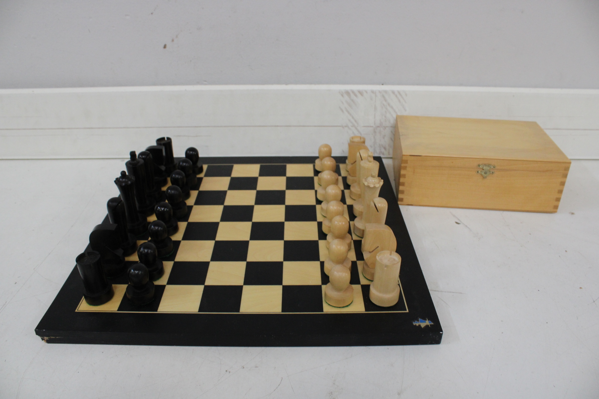 Houten schaakspel met stukken en box – foto 2 – kavel bij GSD Auctions, Zoeterwoude