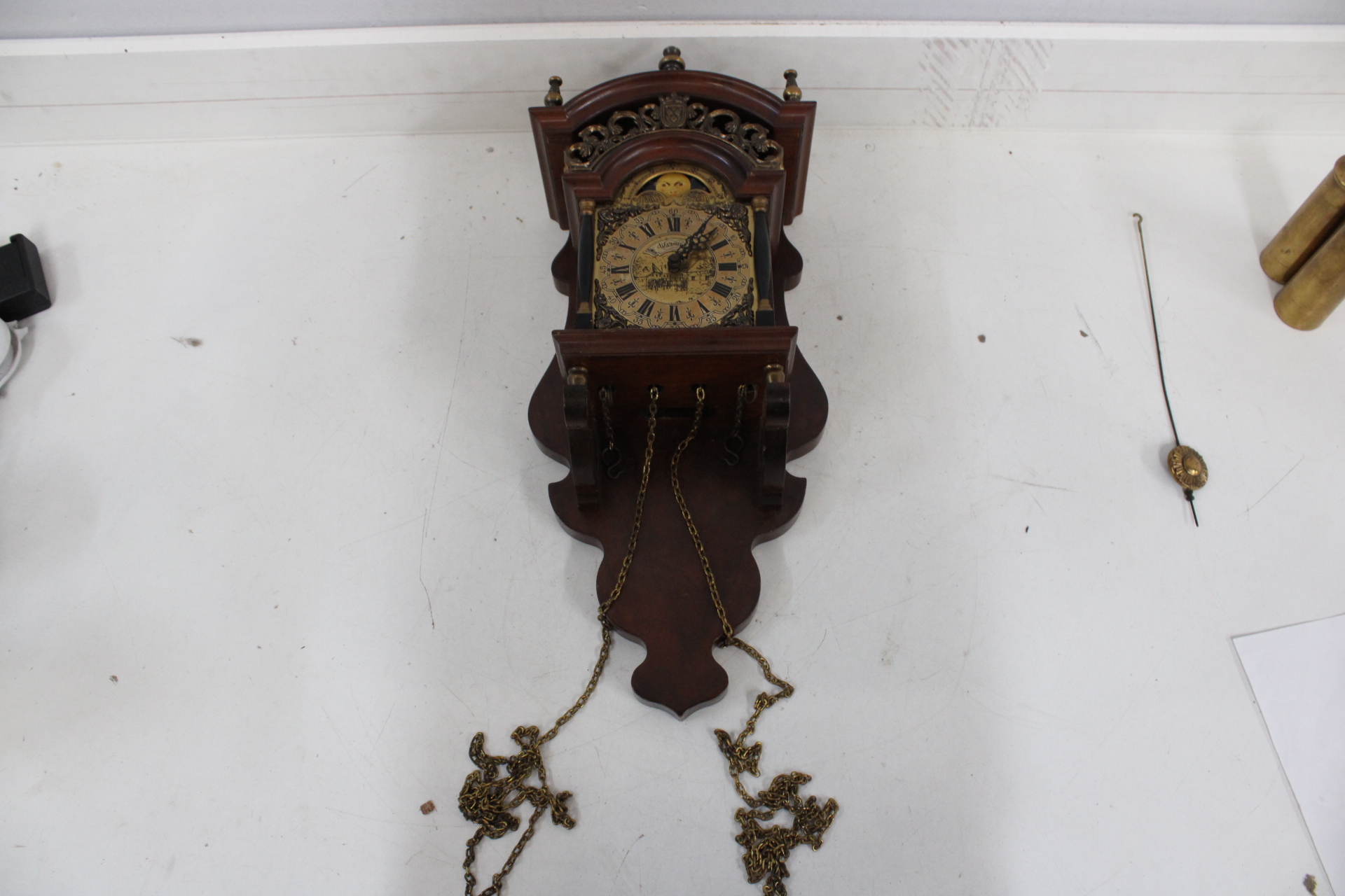 Houten muurklok met gewichten en pendel – foto 6 – kavel bij GSD Auctions, Zoeterwoude