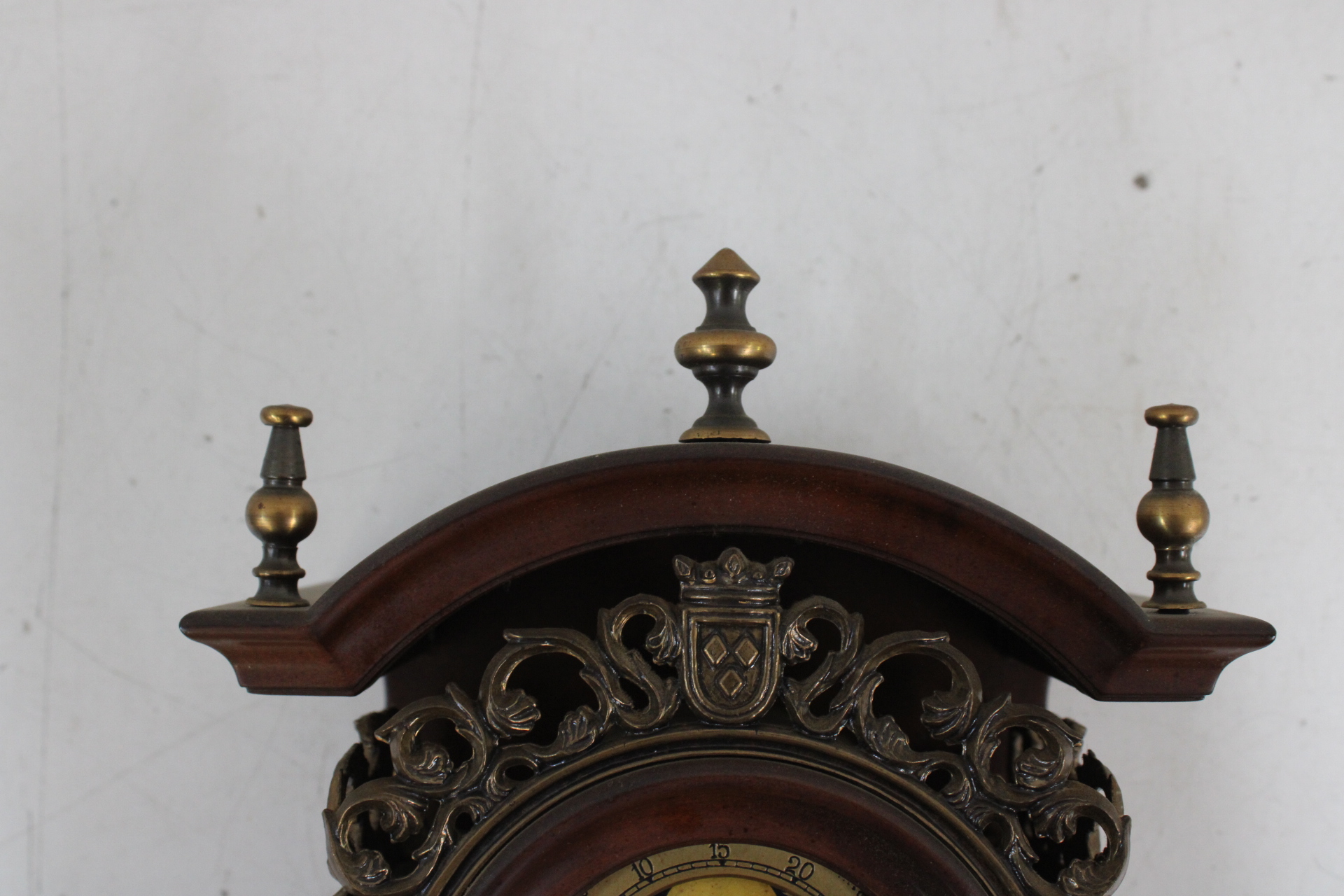Houten muurklok met gewichten en pendel – foto 7 – kavel bij GSD Auctions, Zoeterwoude