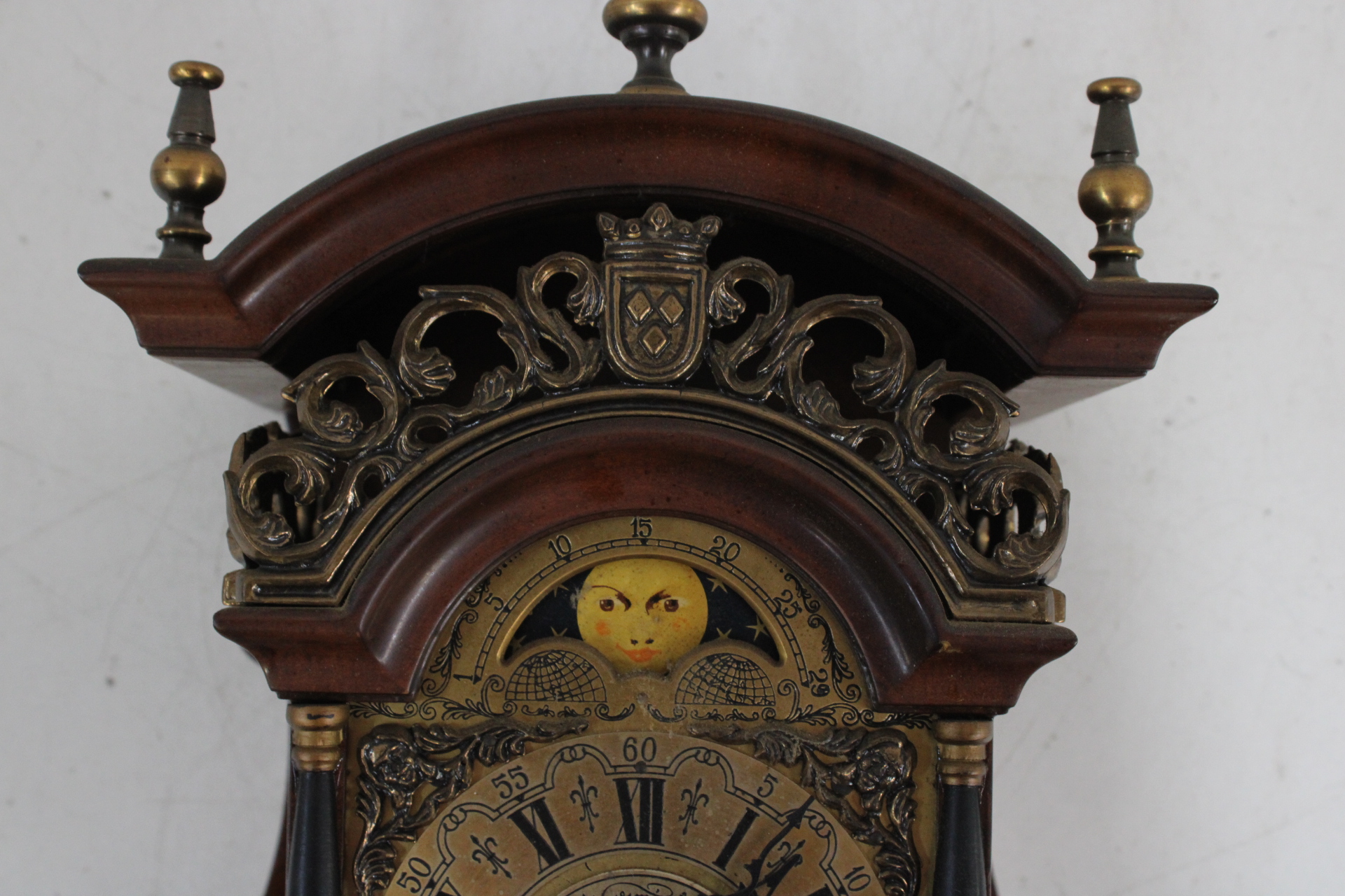 Houten muurklok met gewichten en pendel – foto 8 – kavel bij GSD Auctions, Zoeterwoude
