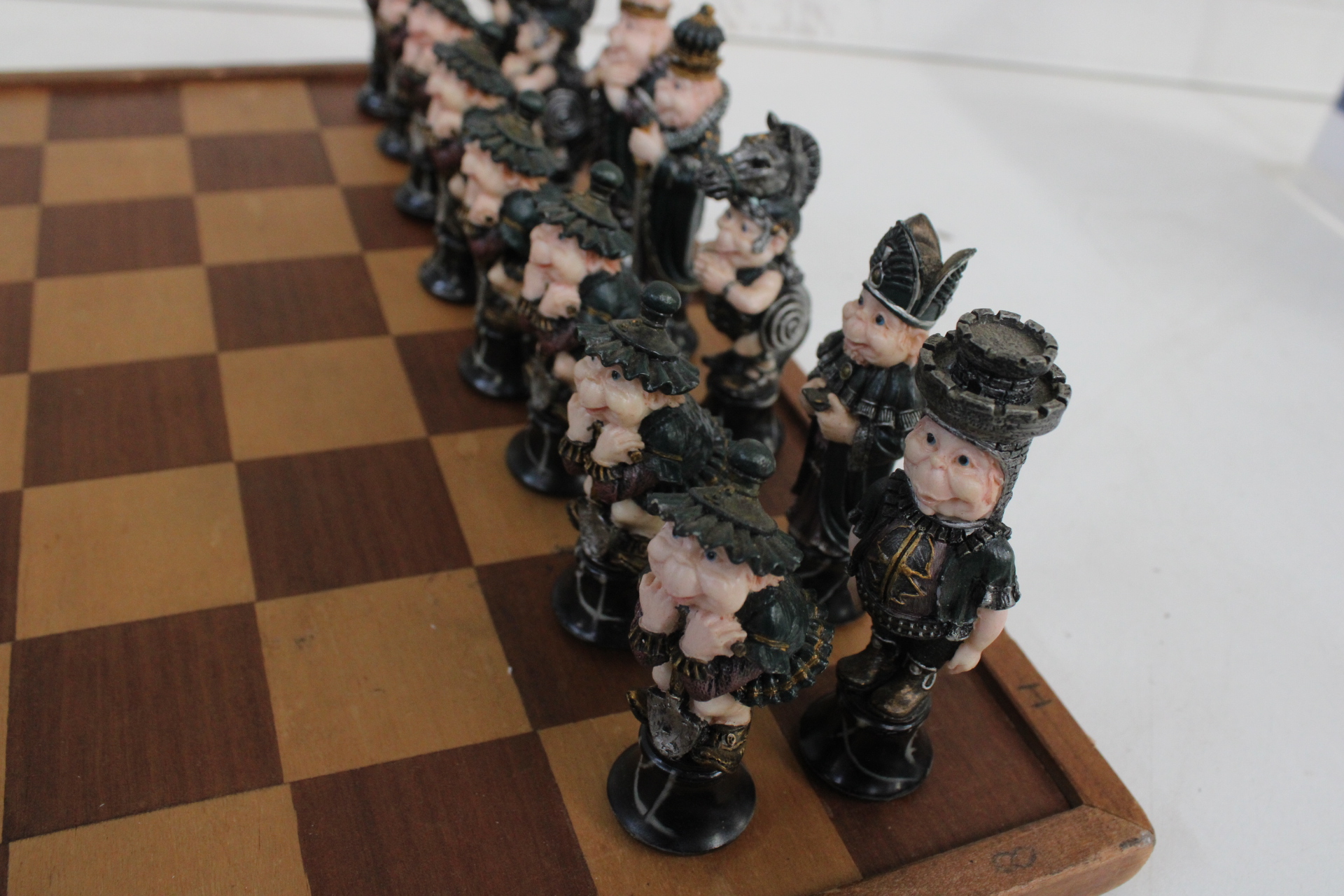 Schaakspel met gedetailleerde figuren op houten bord – foto 2 – kavel bij GSD Auctions, Zoeterwoude