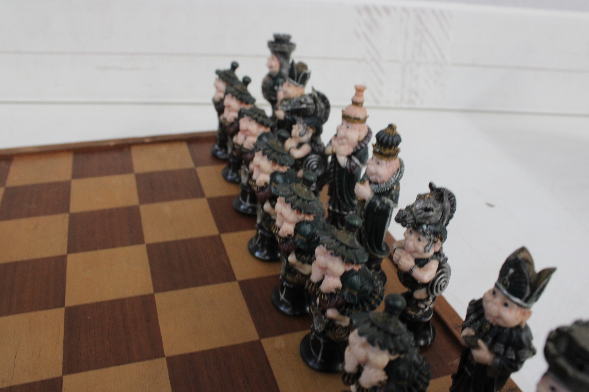 Schaakspel met gedetailleerde figuren op houten bord – foto 3 – kavel bij GSD Auctions, Zoeterwoude