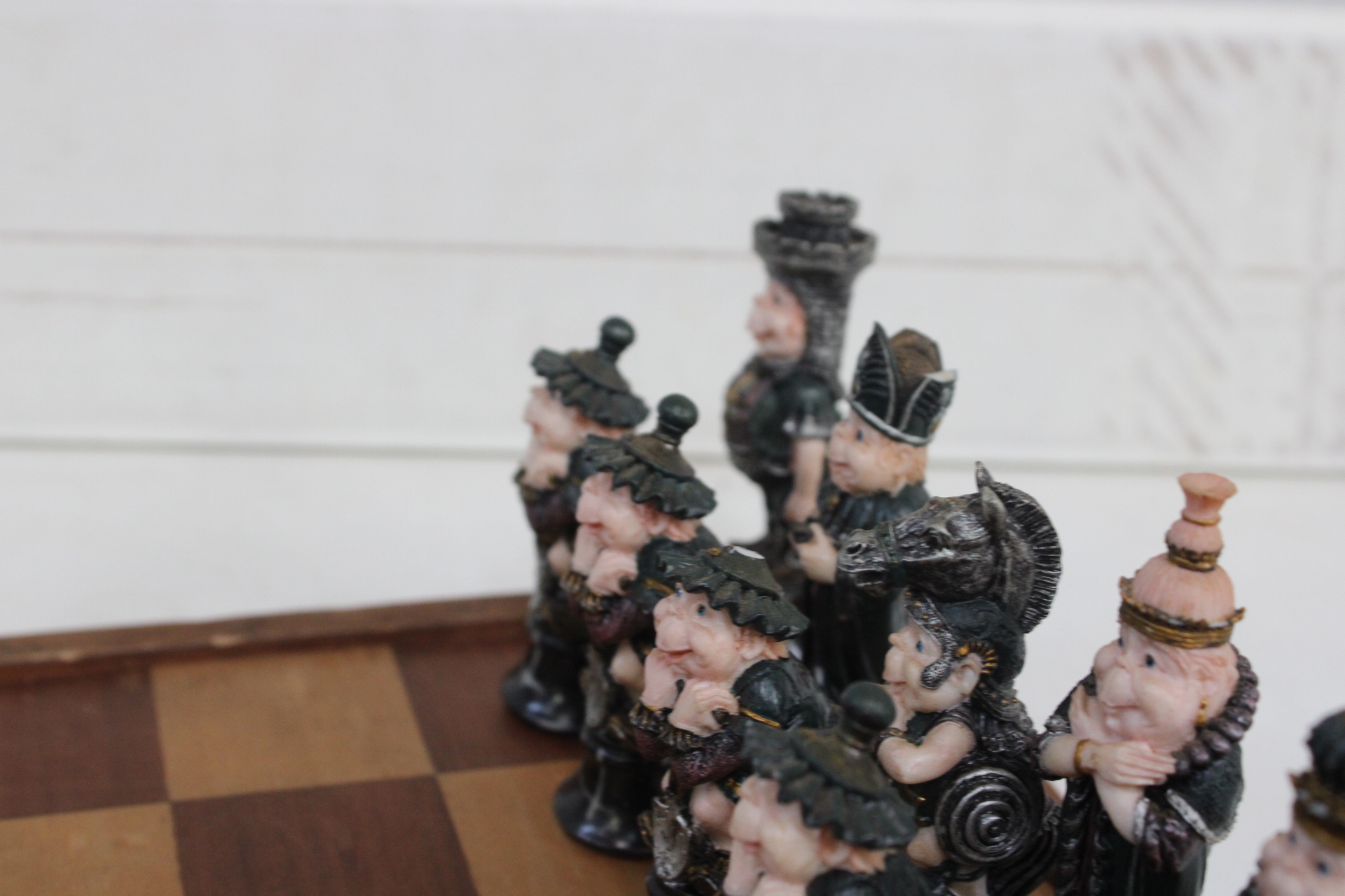 Schaakspel met gedetailleerde figuren op houten bord – foto 4 – kavel bij GSD Auctions, Zoeterwoude