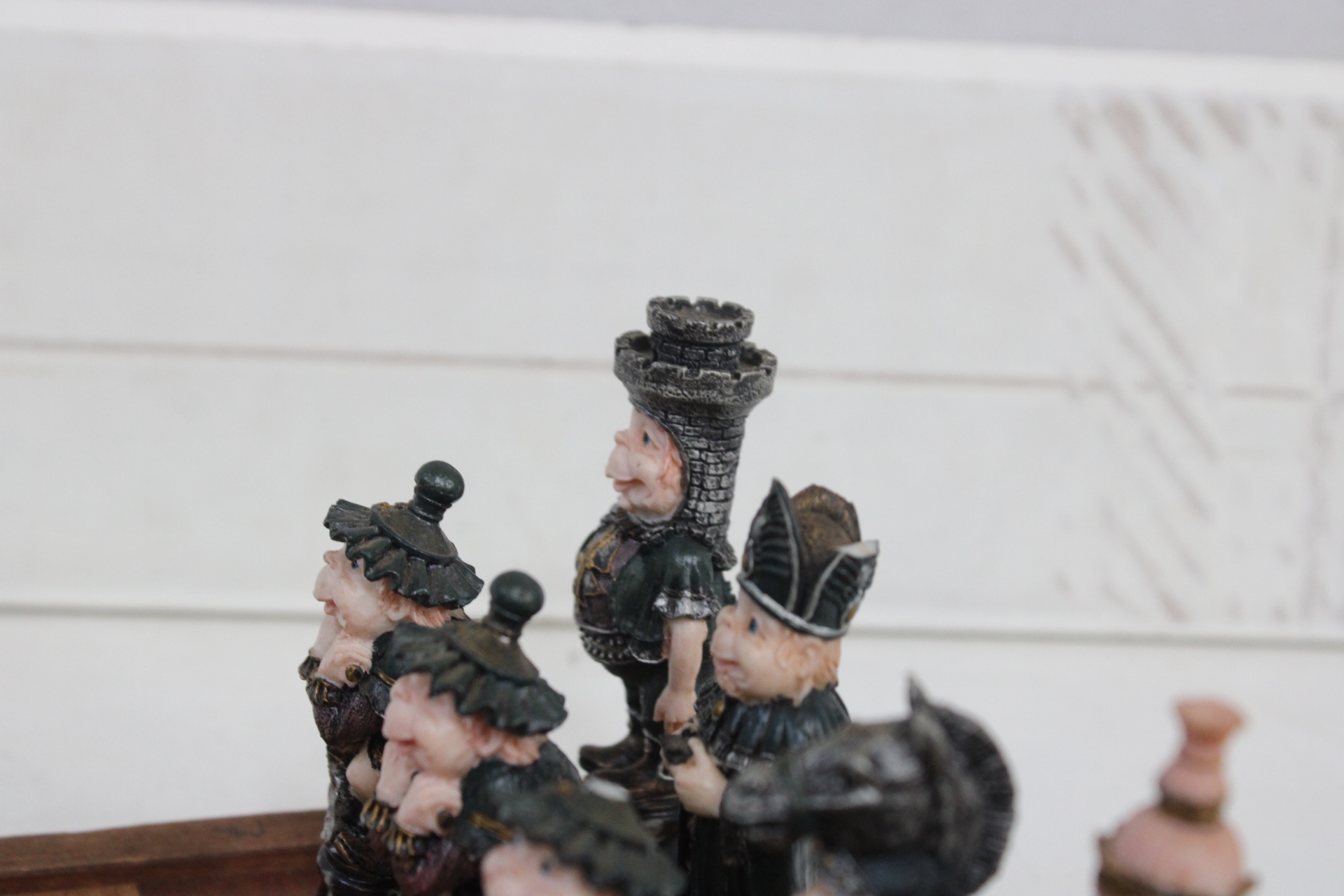 Schaakspel met gedetailleerde figuren op houten bord – foto 5 – kavel bij GSD Auctions, Zoeterwoude