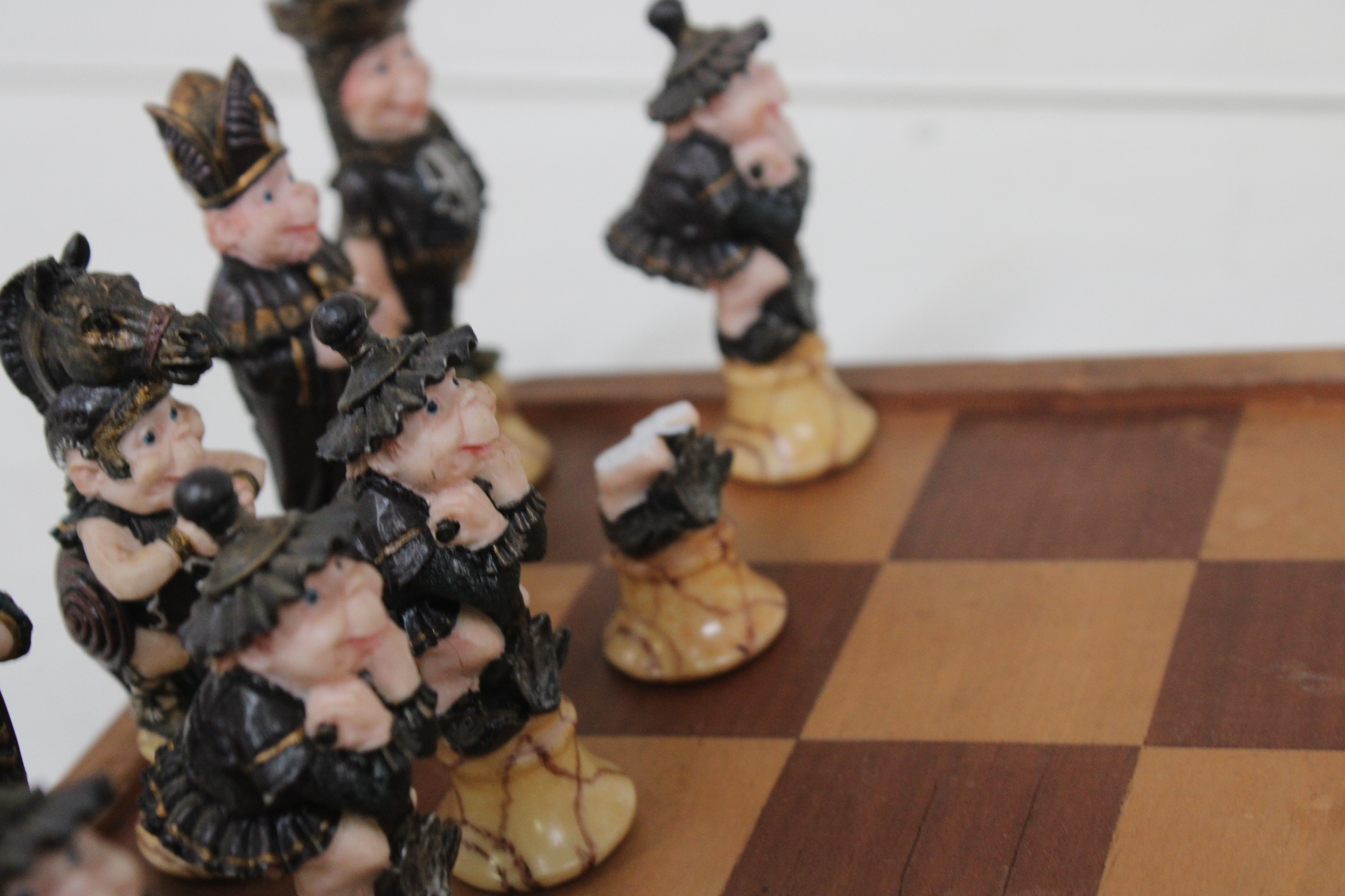 Schaakspel met gedetailleerde figuren op houten bord – foto 6 – kavel bij GSD Auctions, Zoeterwoude