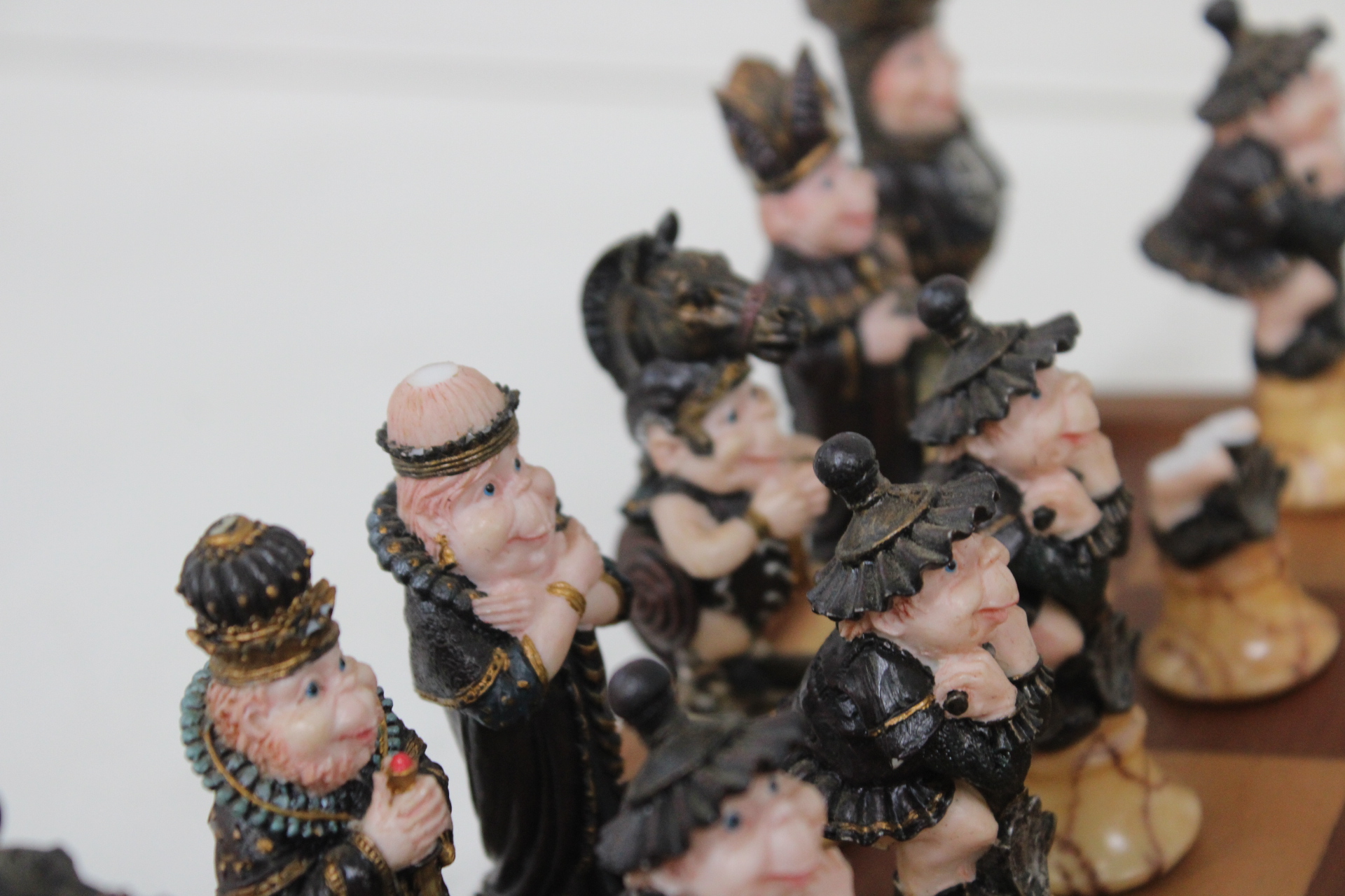 Schaakspel met gedetailleerde figuren op houten bord – foto 8 – kavel bij GSD Auctions, Zoeterwoude