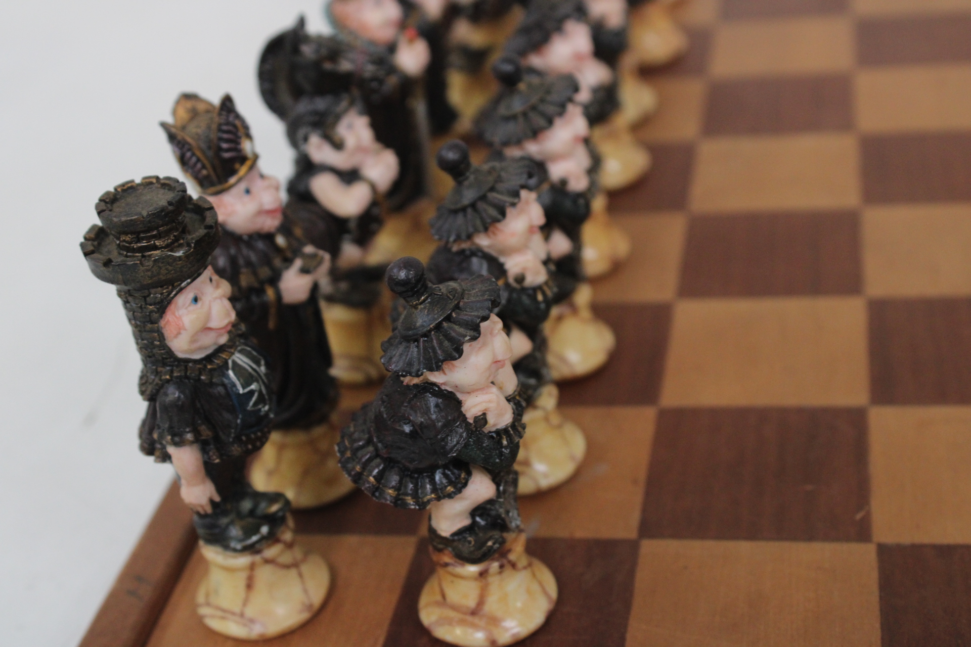Schaakspel met gedetailleerde figuren op houten bord – foto 9 – kavel bij GSD Auctions, Zoeterwoude