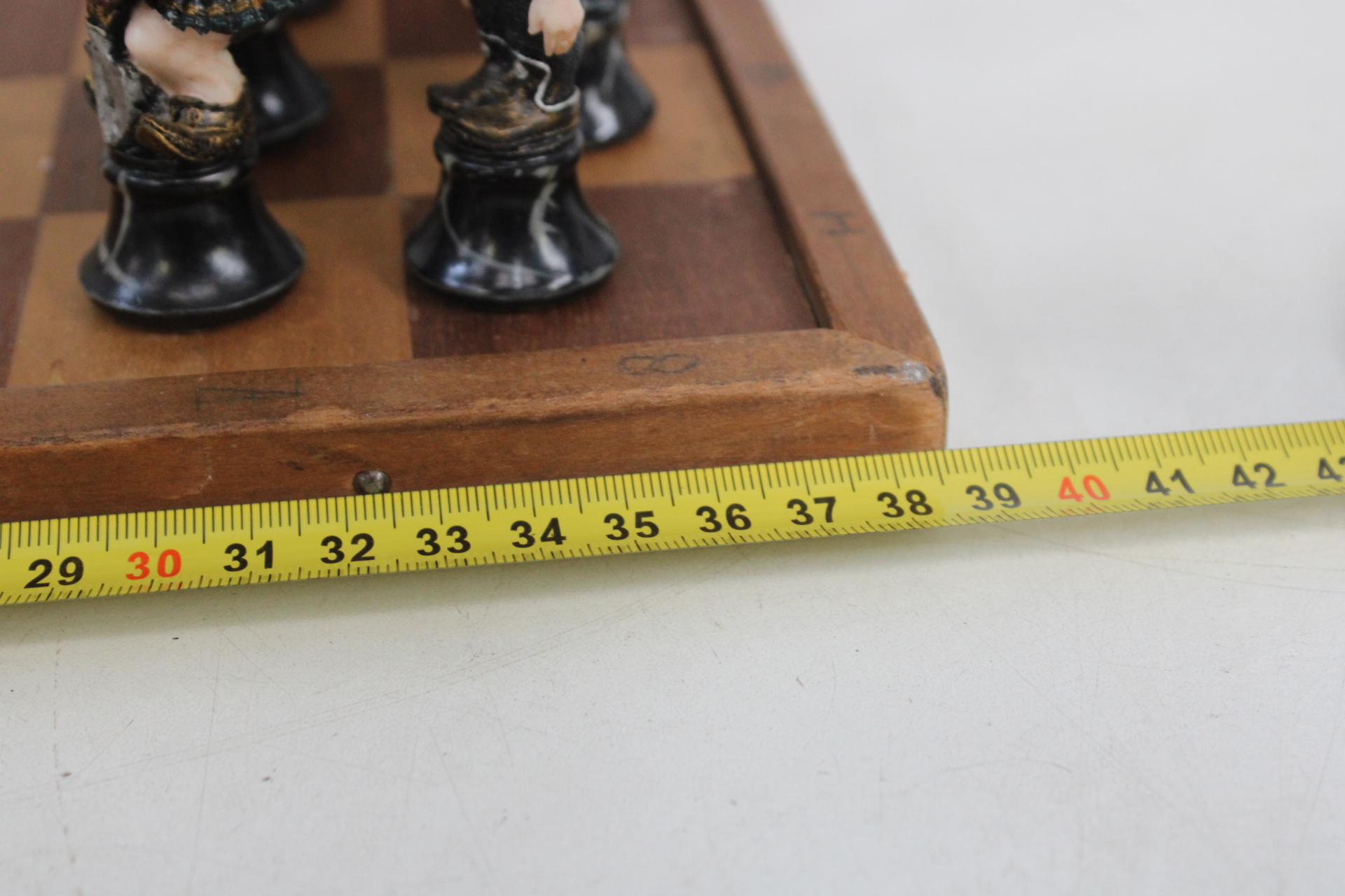 Schaakspel met gedetailleerde figuren op houten bord – foto 10 – kavel bij GSD Auctions, Zoeterwoude