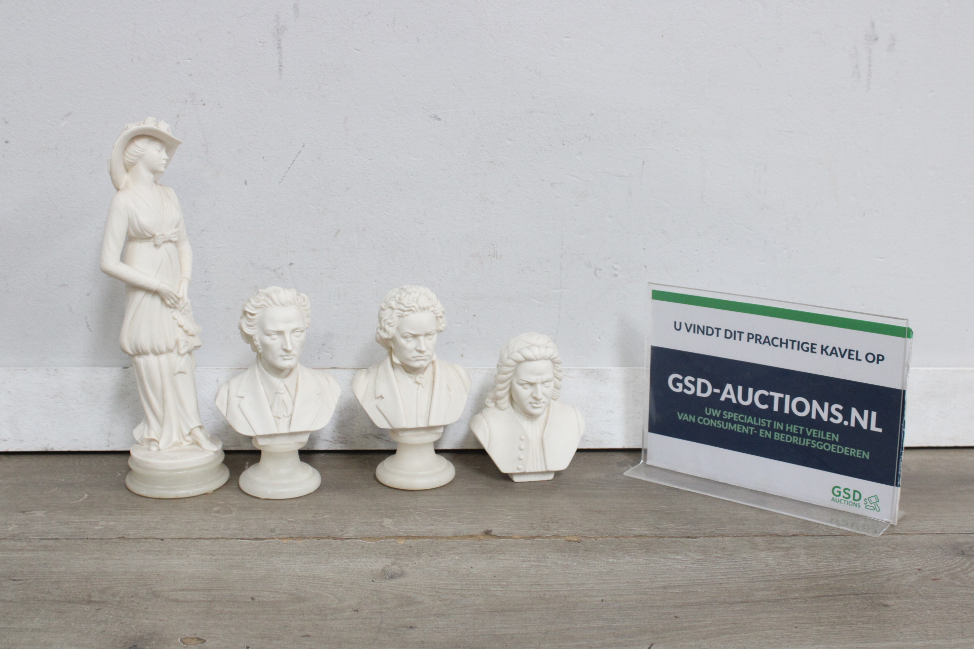 Set witte beeldjes van vrouwelijke figuur en klassieke componisten – kavel bij GSD Auctions, Zoeterwoude