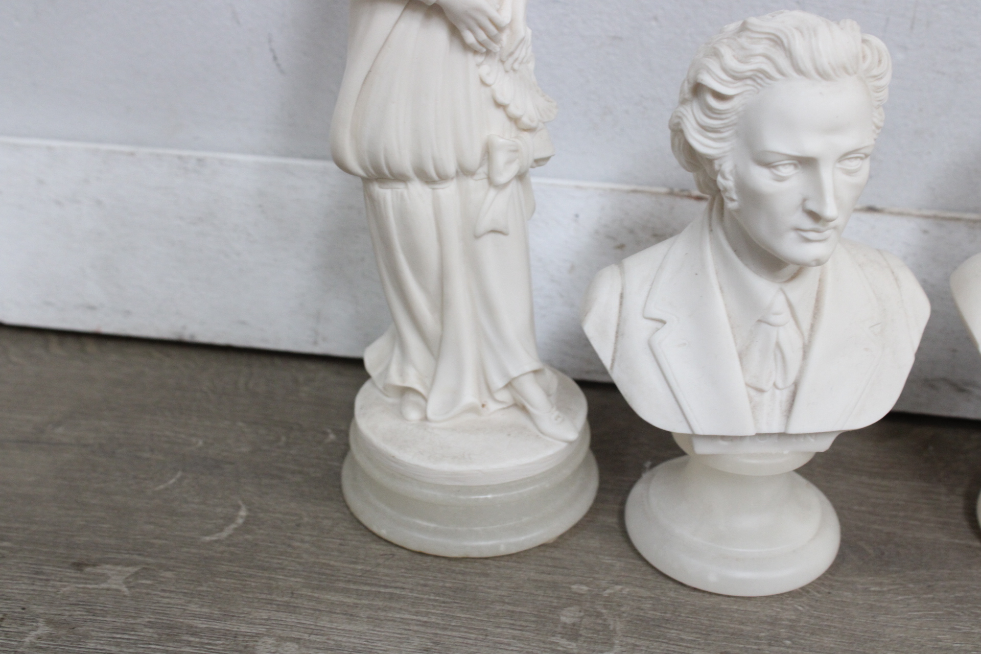 Set witte beeldjes van vrouwelijke figuur en klassieke componisten – foto 3 – kavel bij GSD Auctions, Zoeterwoude