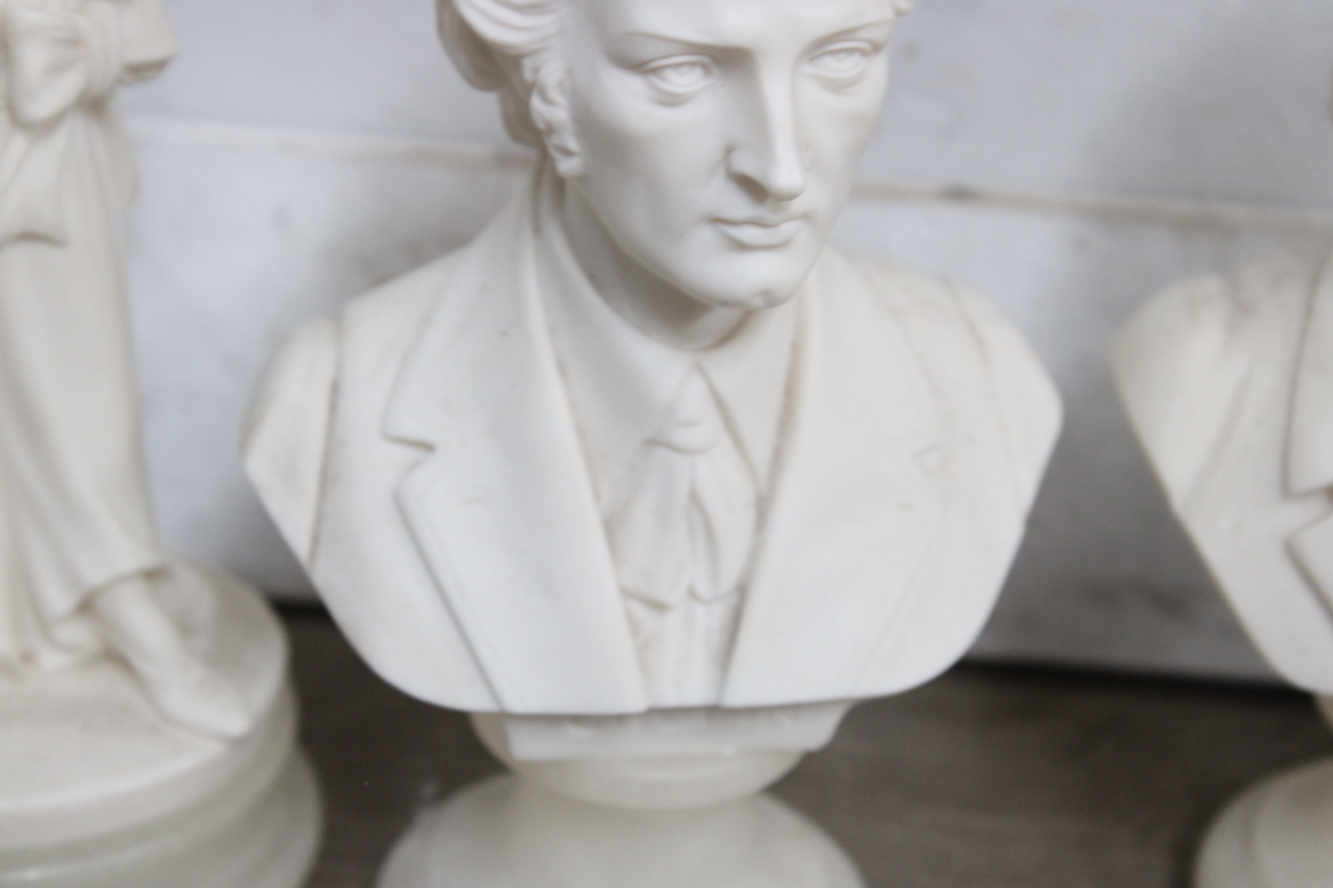 Set witte beeldjes van vrouwelijke figuur en klassieke componisten – foto 4 – kavel bij GSD Auctions, Zoeterwoude